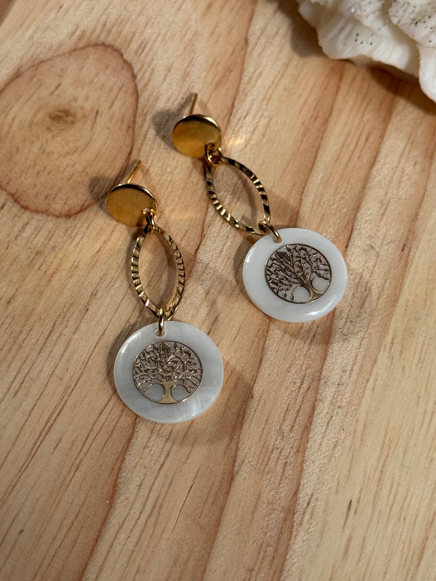 73. Boucles d'oreilles en acier inoxydable doré avec nacre et arbre de vie