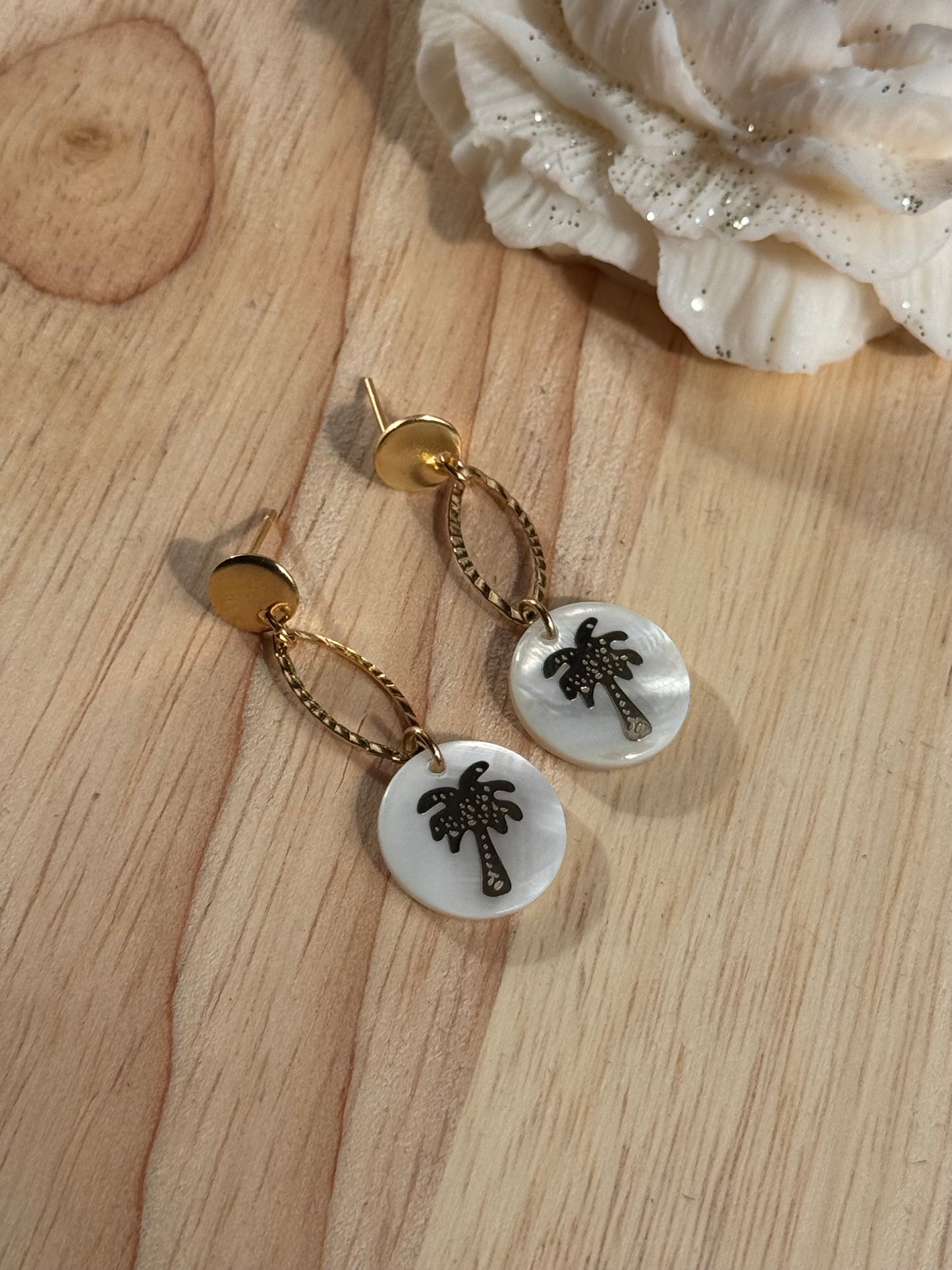 139. Boucles d'oreilles en acier inoxydable doré avec nacre et palmier