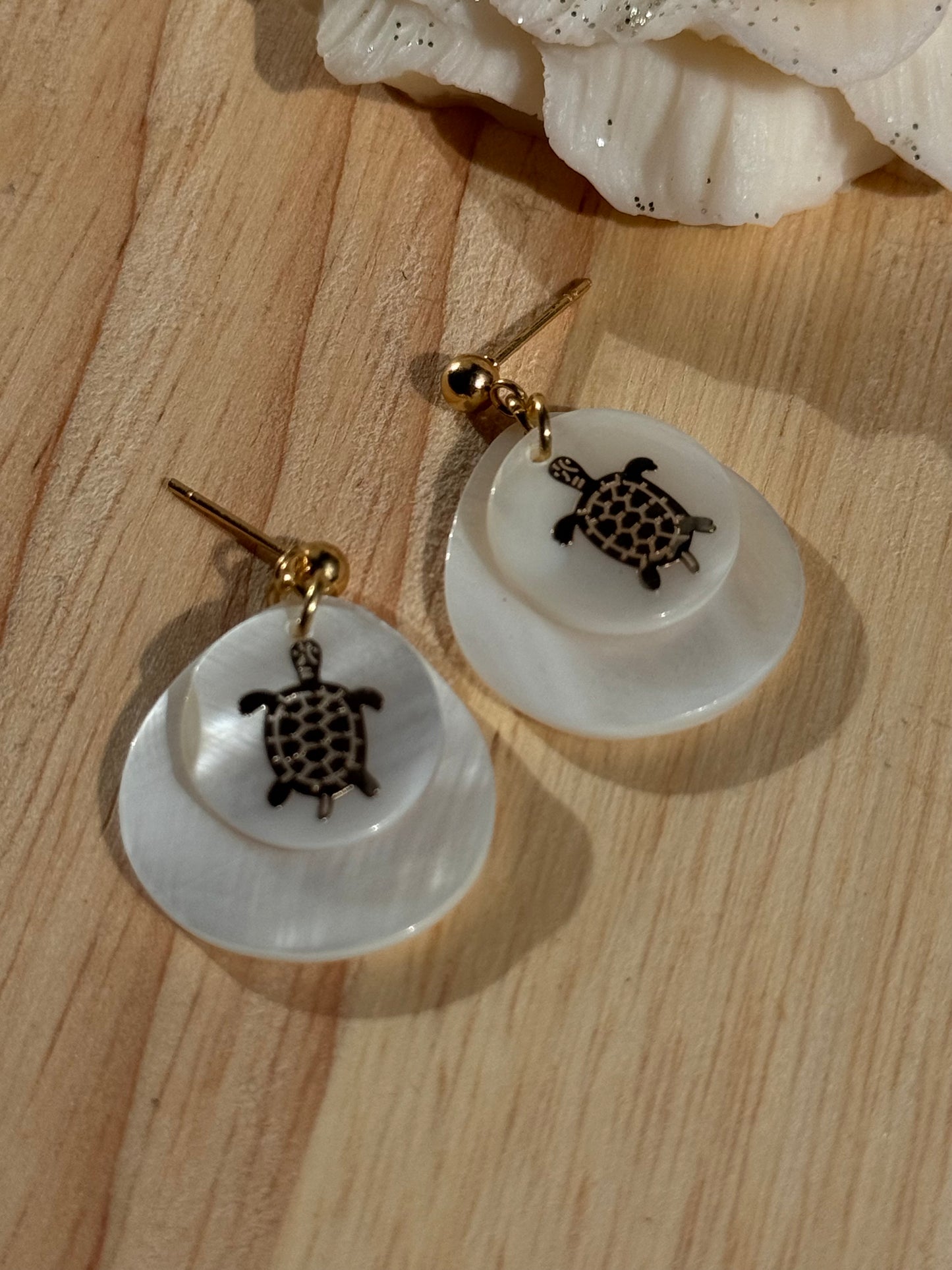 62. Boucles d'Oreilles Pendantes en Acier Inoxydable Doré - Nacre motif tortue