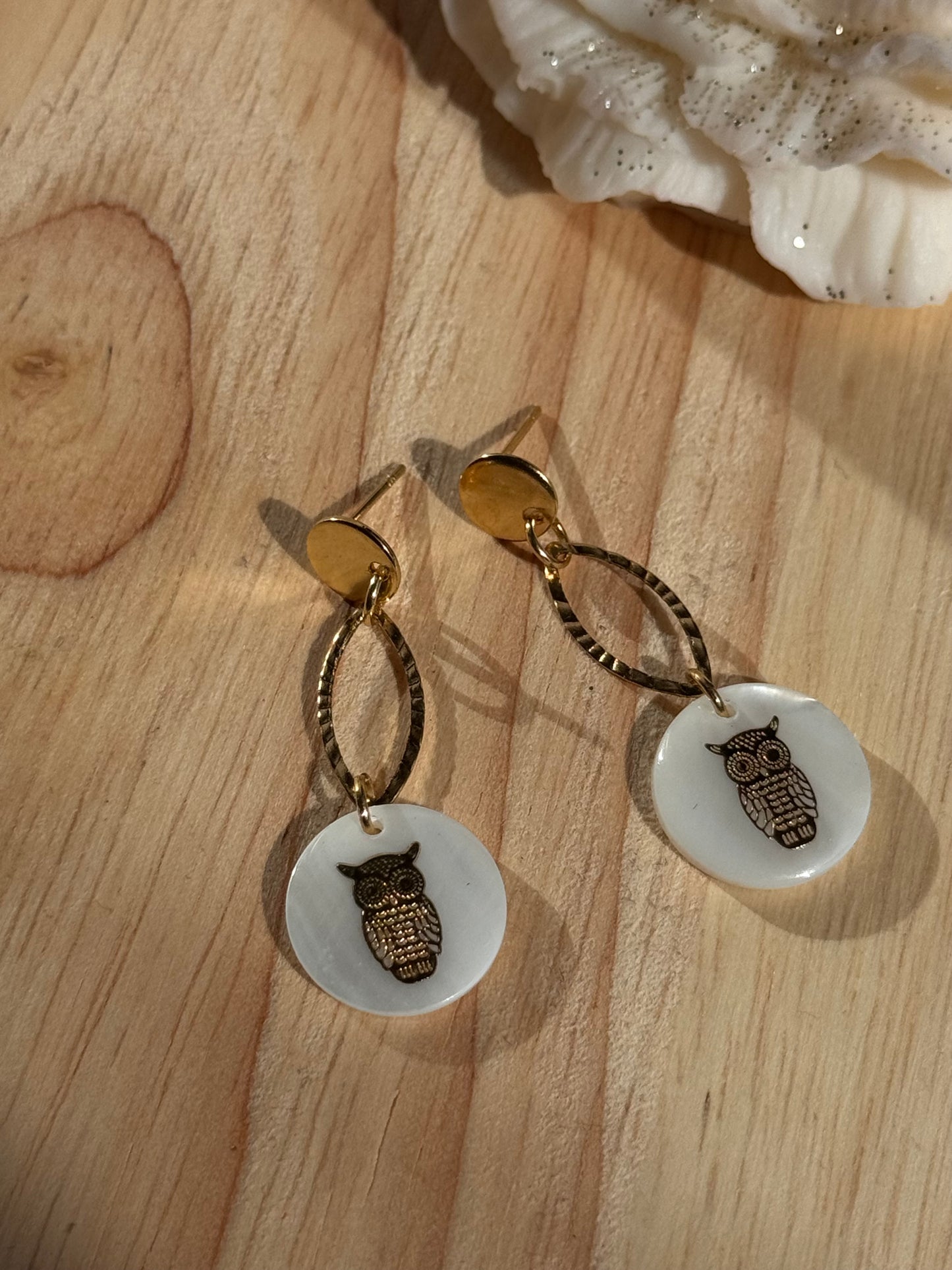 143. Boucles d'oreilles en acier inoxydable doré avec nacre et Hibou