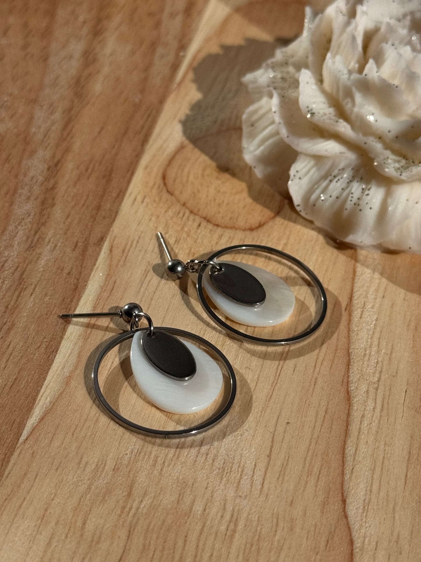 106. Boucles d'oreilles pendantes en acier inoxydable argenté avec goutte en nacre