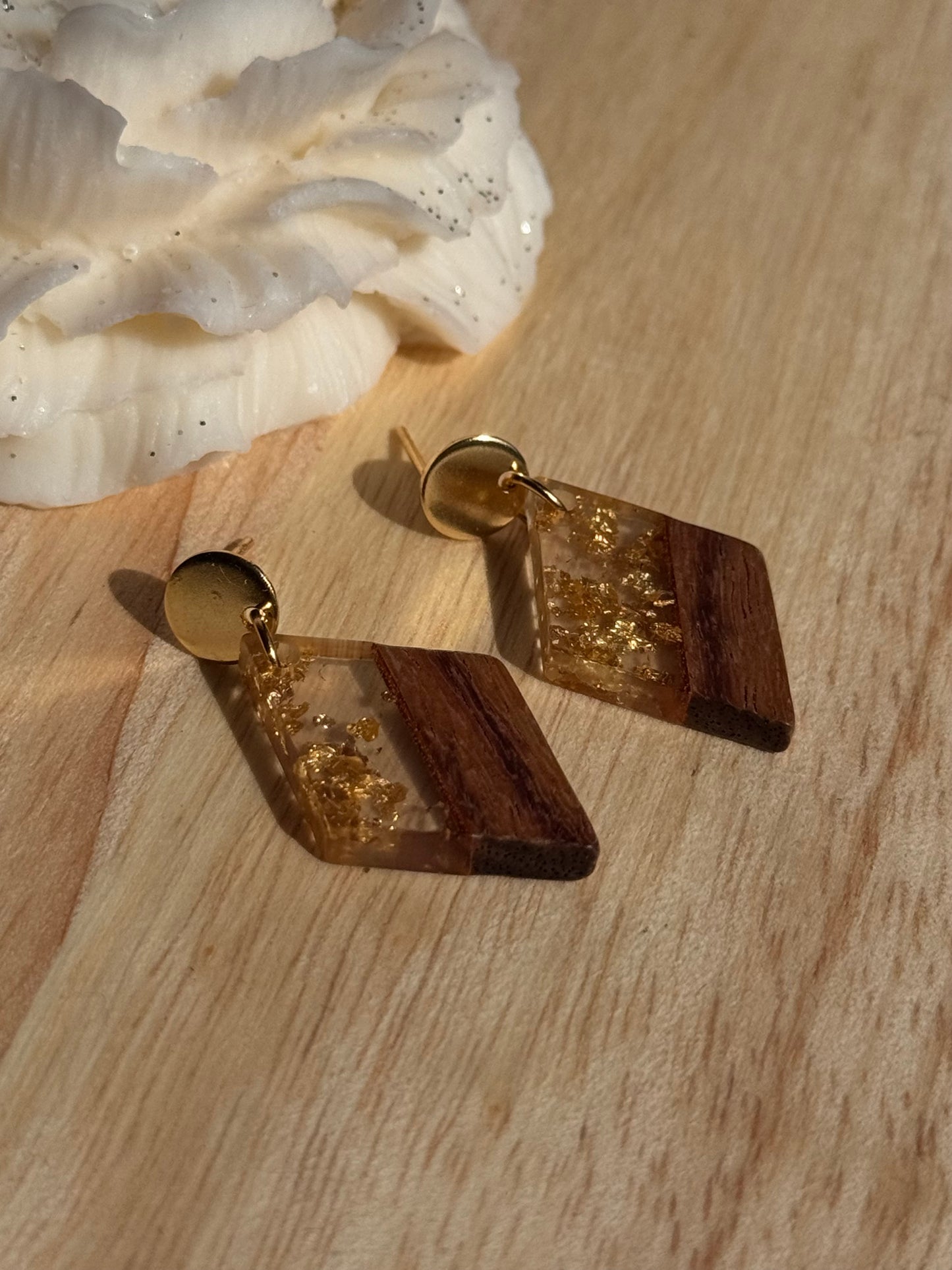 132. Elencia -Boucles d'oreilles pendantes en acier inoxydable doré bois et résine