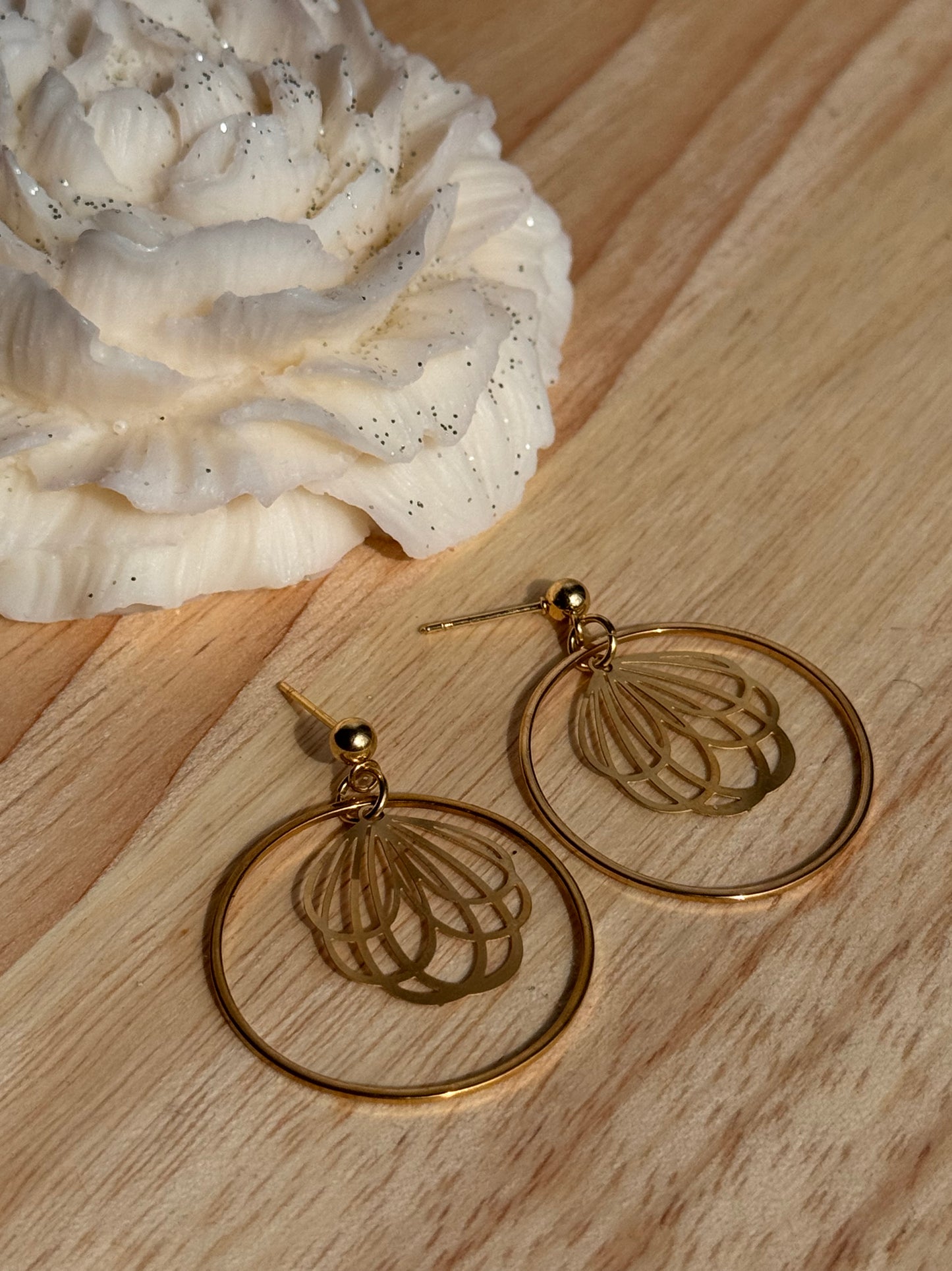 111. Ophéa- Boucles d'Oreilles Pendantes en Acier Inoxydable Doré - Cercle et fleur