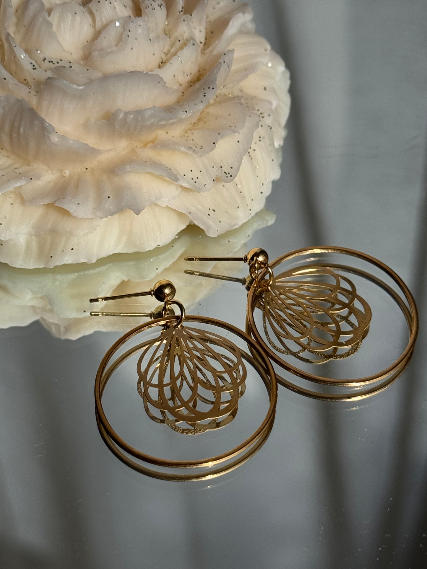 111. Ophéa- Boucles d'Oreilles Pendantes en Acier Inoxydable Doré - Cercle et fleur