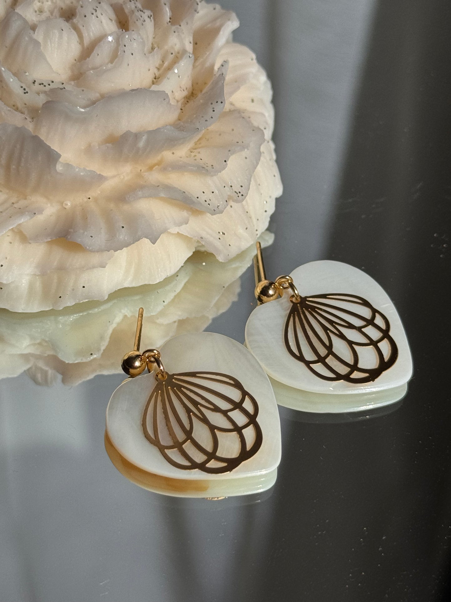 140. Elona - Boucles d'Oreilles Pendantes en Acier Inoxydable Doré - Nacre forme de coeur et fleur dorée