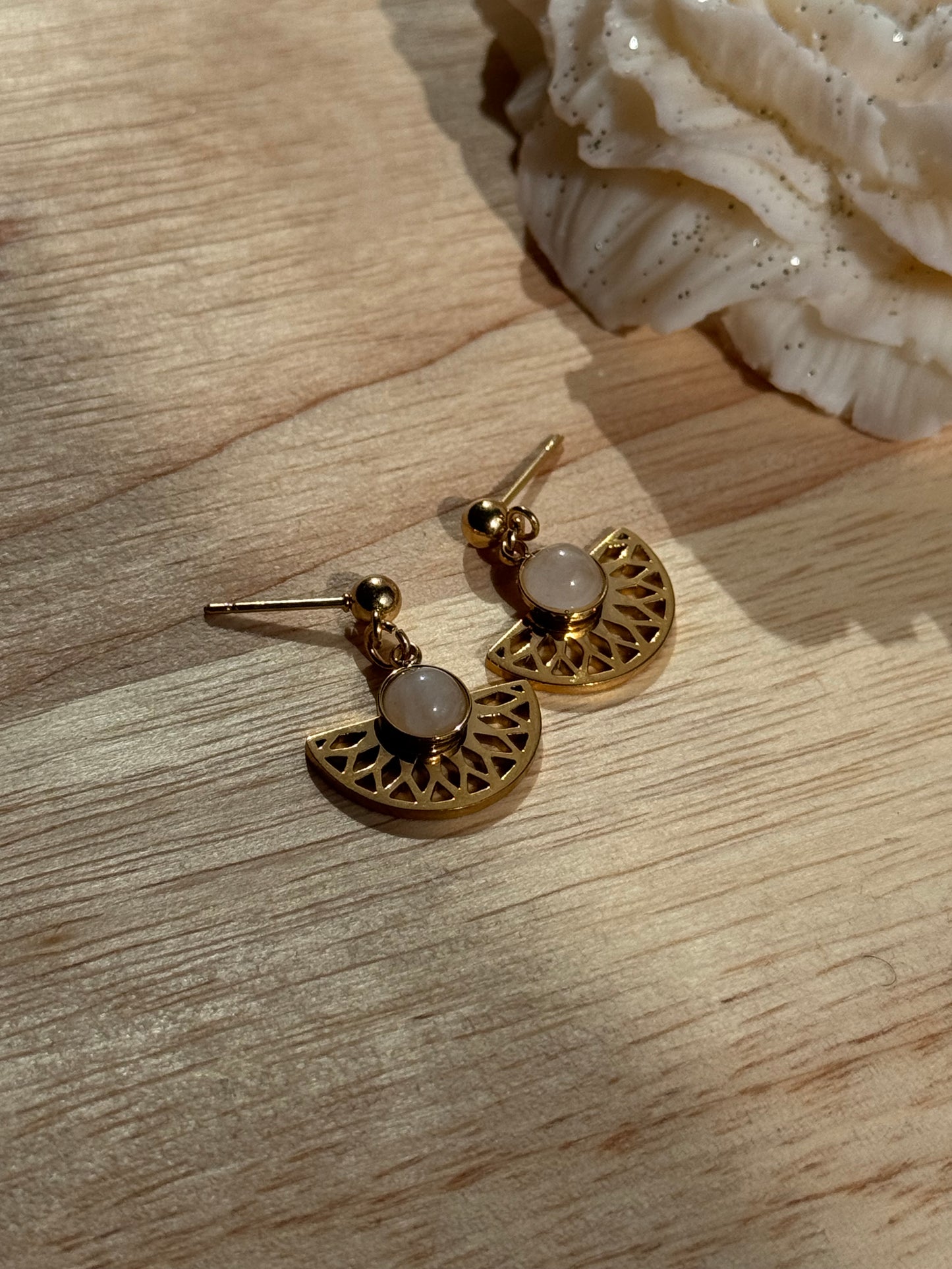 109. Boucles d'Oreilles Pendantes en Acier Inoxydable Doré - Perle de quartz rose et éventail doré
