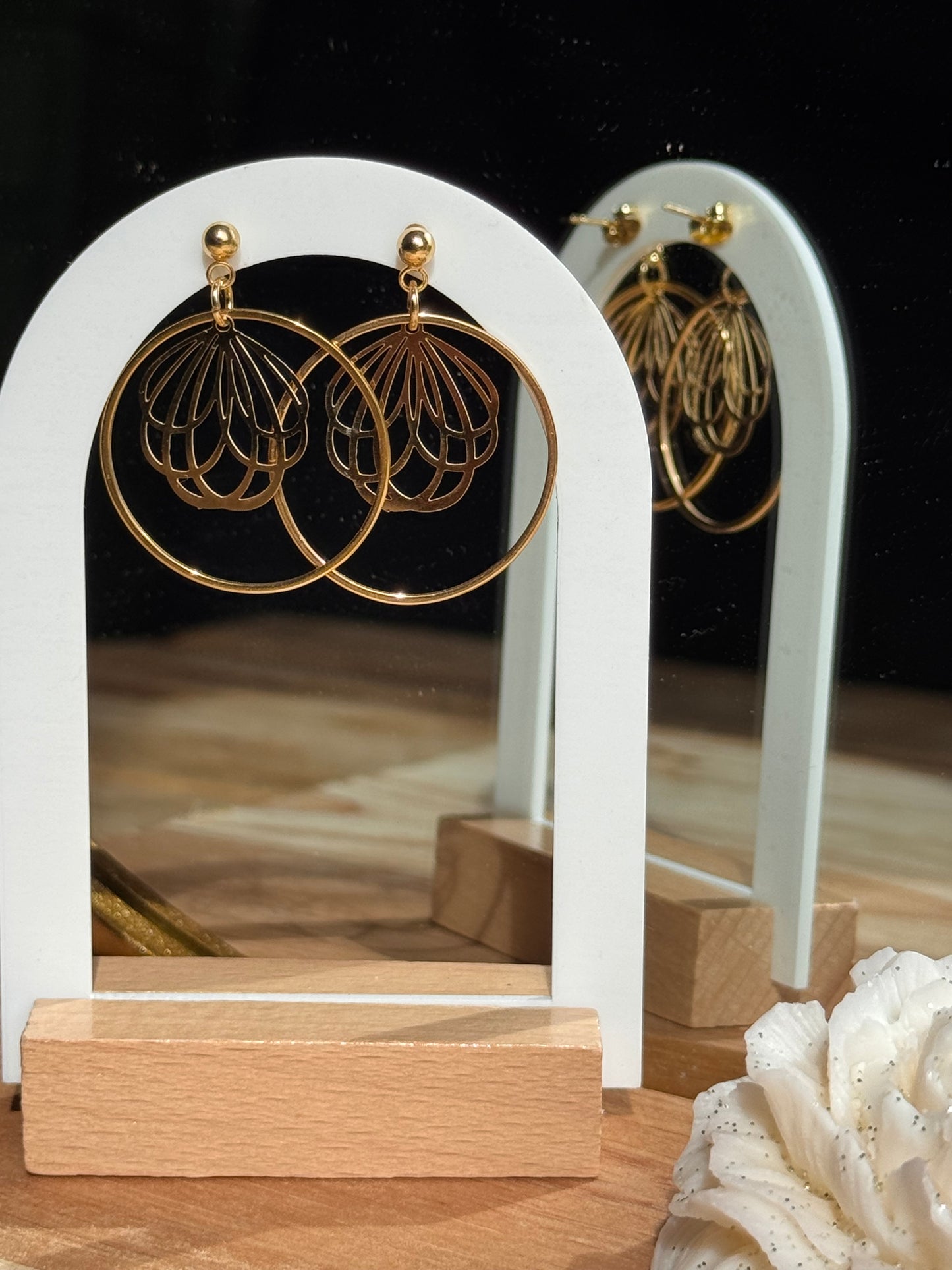 111. Ophéa- Boucles d'Oreilles Pendantes en Acier Inoxydable Doré - Cercle et fleur