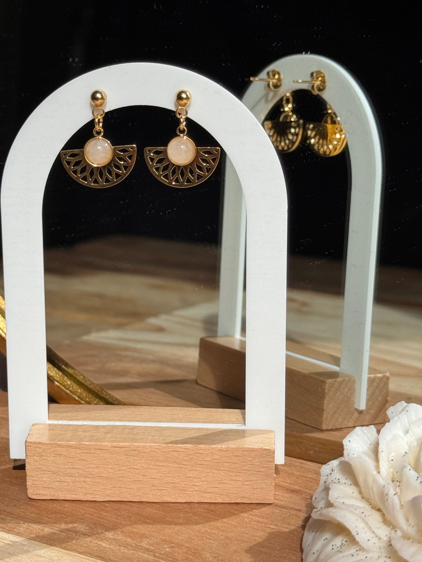 109. Boucles d'Oreilles Pendantes en Acier Inoxydable Doré - Perle de quartz rose et éventail doré