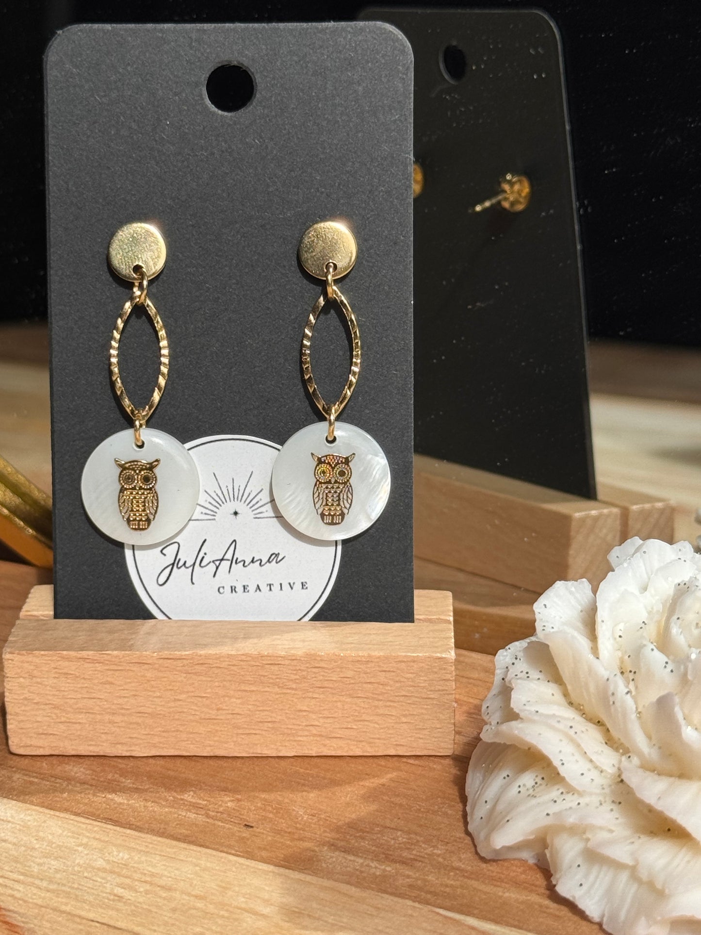 143. Boucles d'oreilles en acier inoxydable doré avec nacre et Hibou