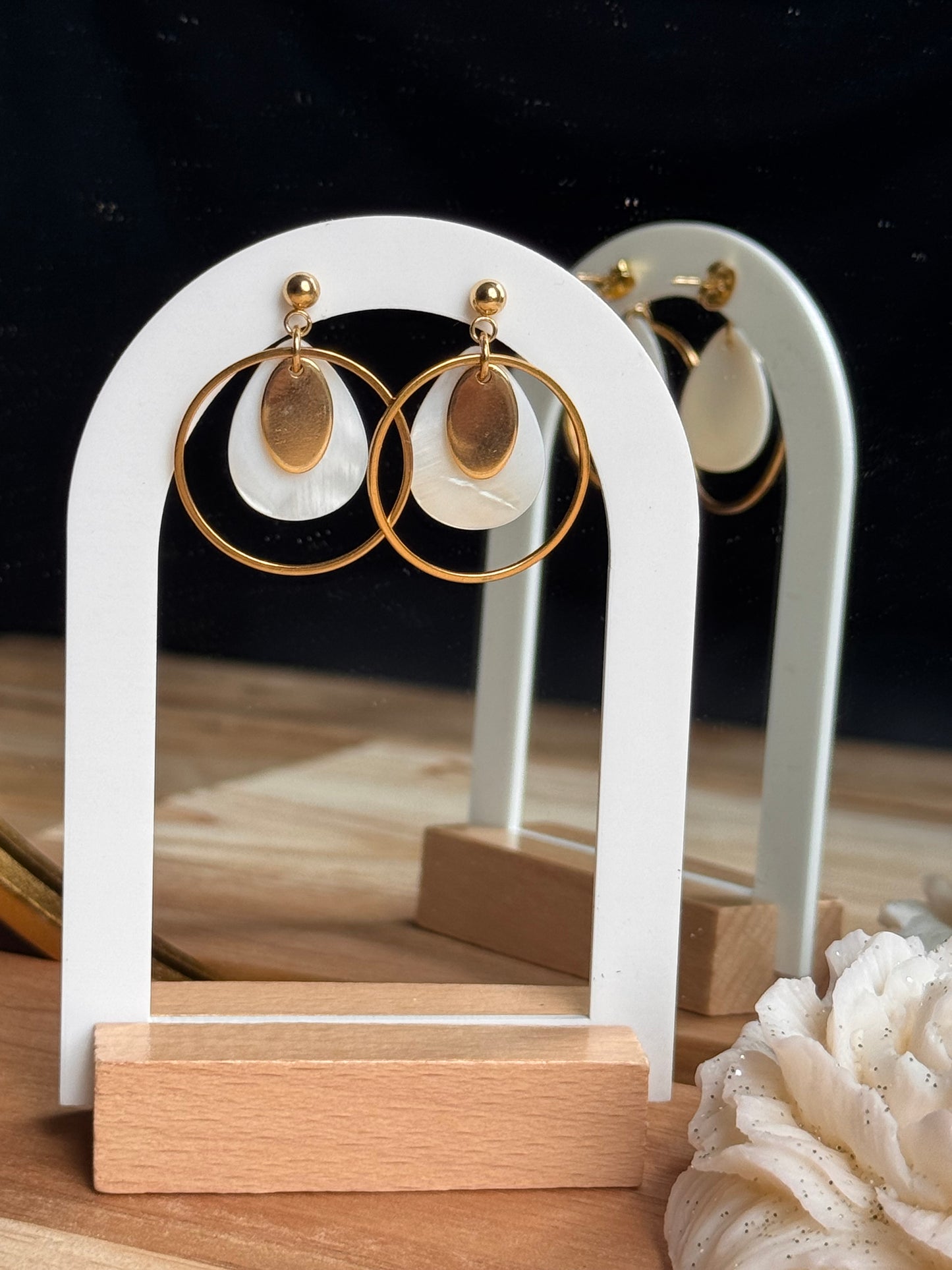 135. Boucles d'Oreilles Pendantes en Acier Inoxydable Doré - Cercle et nacre