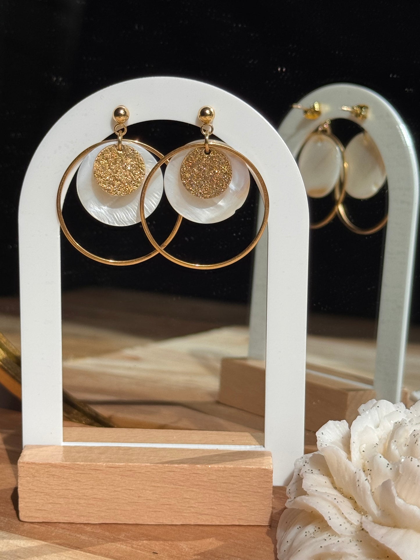 134. Boucles d'Oreilles Pendantes en Acier Inoxydable Doré - Cercle et nacre