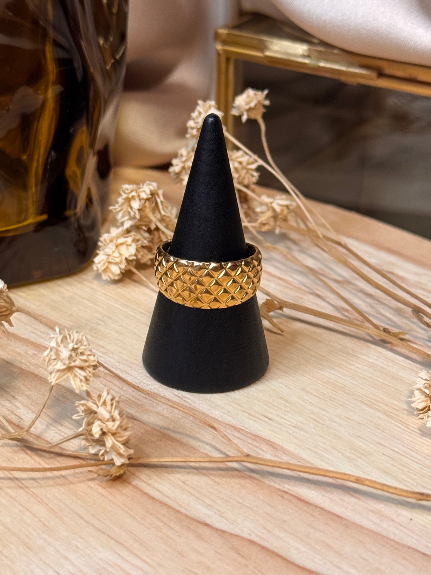 64. Eclat solaire - Élégance martelée – une bague ajustable au design raffiné