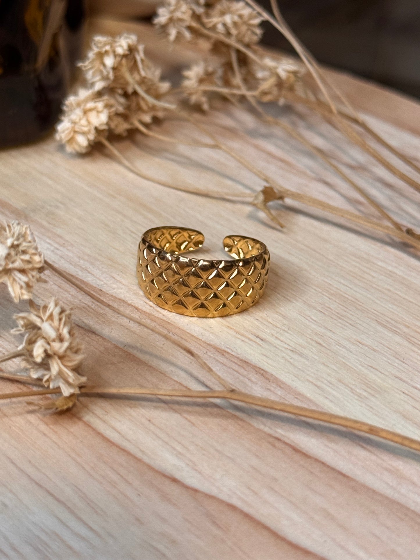 64. Eclat solaire - Élégance martelée – une bague ajustable au design raffiné