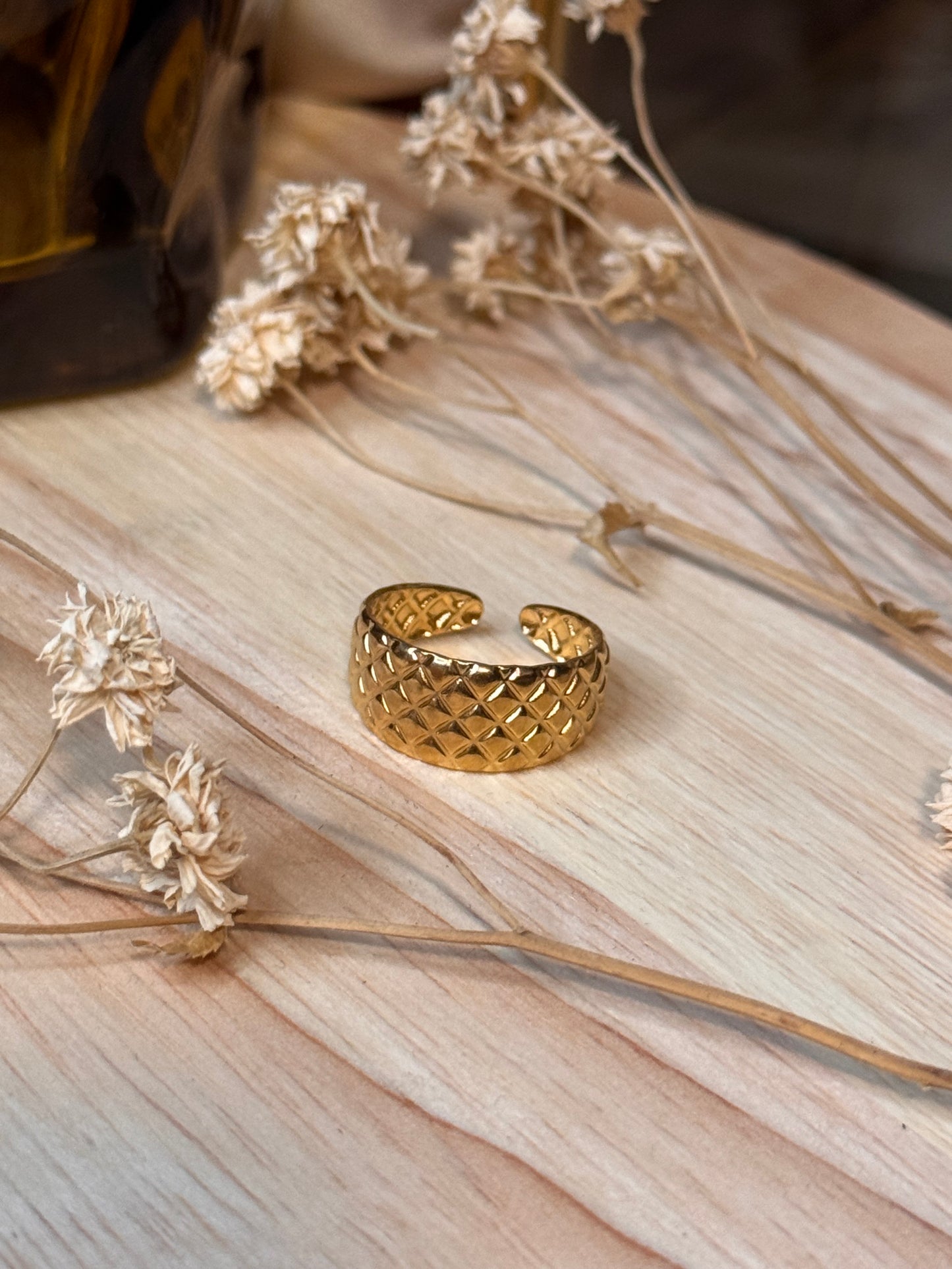 64. Eclat solaire - Élégance martelée – une bague ajustable au design raffiné