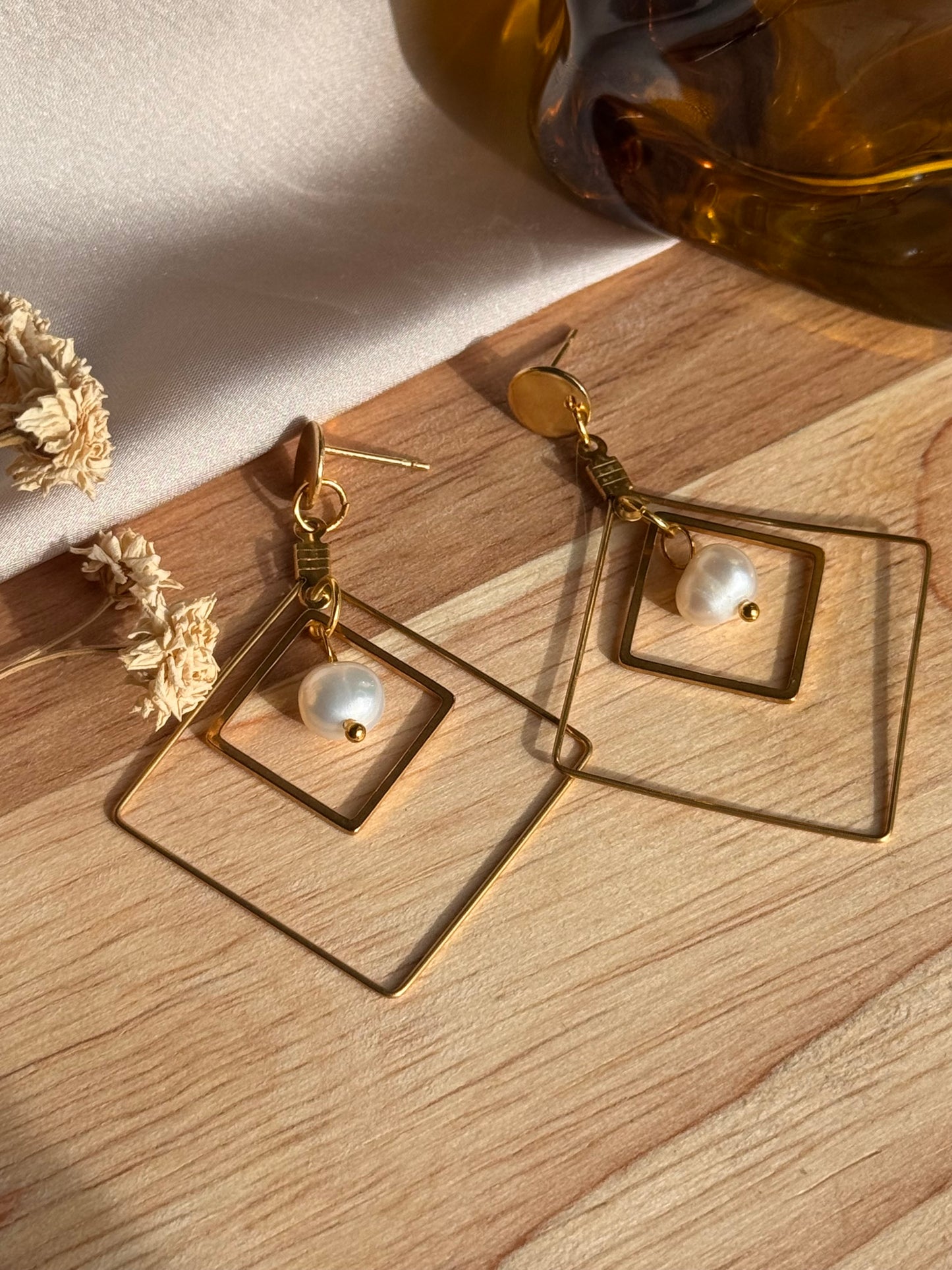 09. - Boucles d'Oreilles Pendantes en Acier Inoxydable Doré - Losange Double et Perle