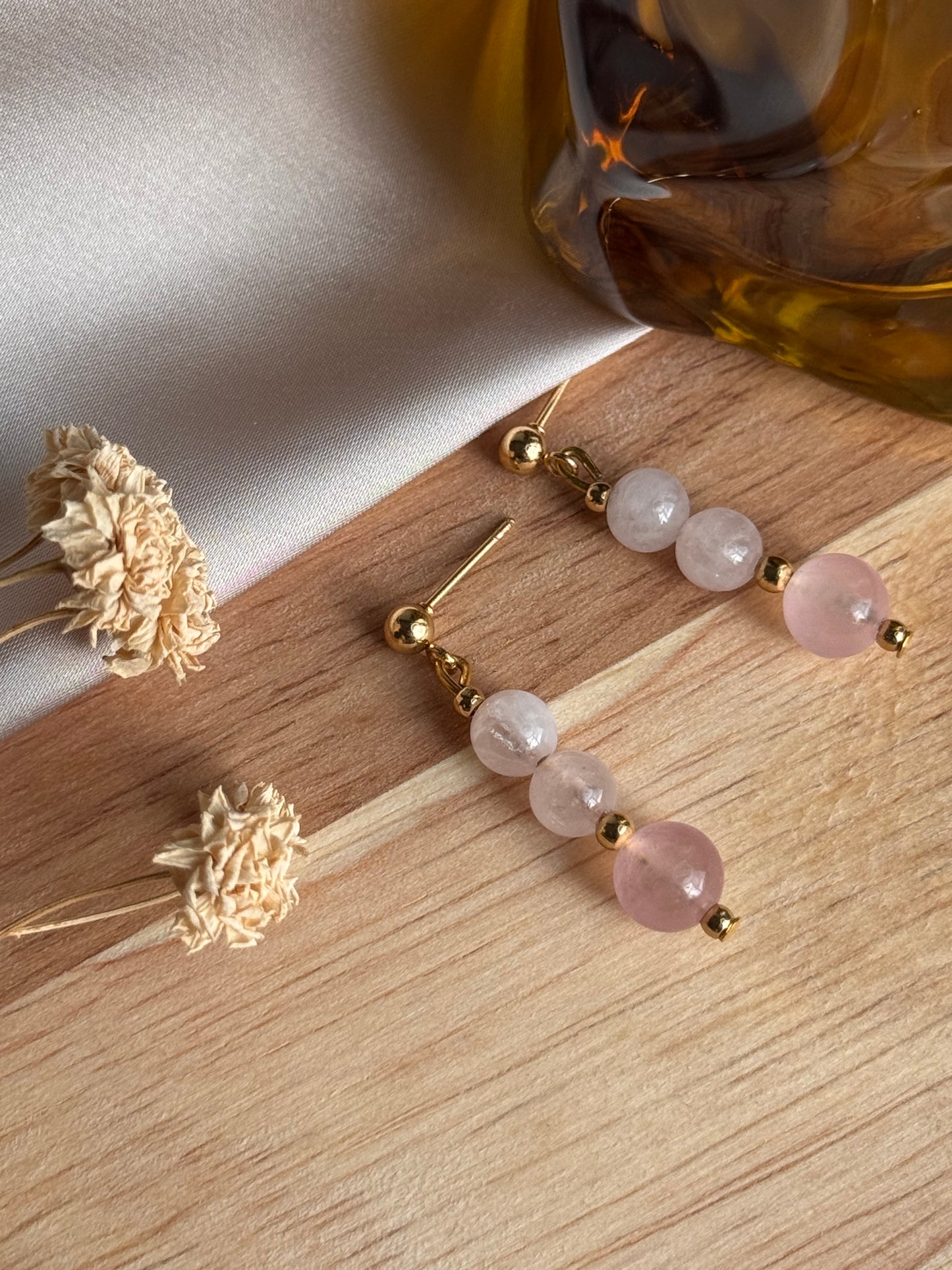30. Amelya - Boucles d'Oreilles Pendantes en Acier Inoxydable Doré avec 3 Perles de Quartz Rose