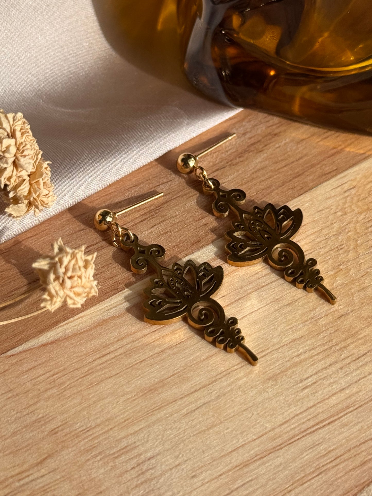 31. Boucles d'Oreilles Pendantes en Acier Inoxydable Doré en Forme de Fleur de Lotus