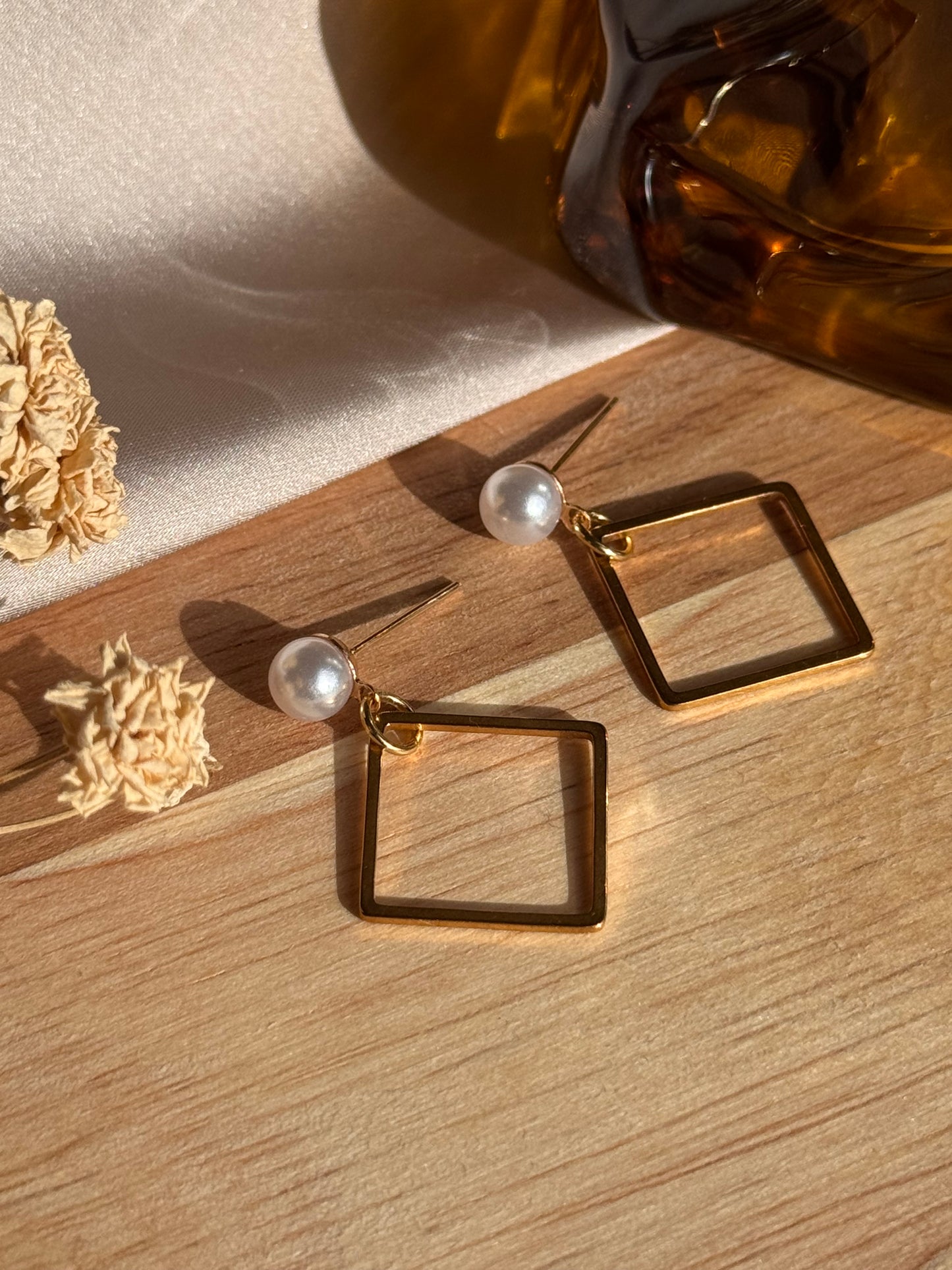 32. Arielle - Boucles d'Oreilles Pendantes en Acier Inoxydable Doré - Losange et Clou d'Oreille en Perle