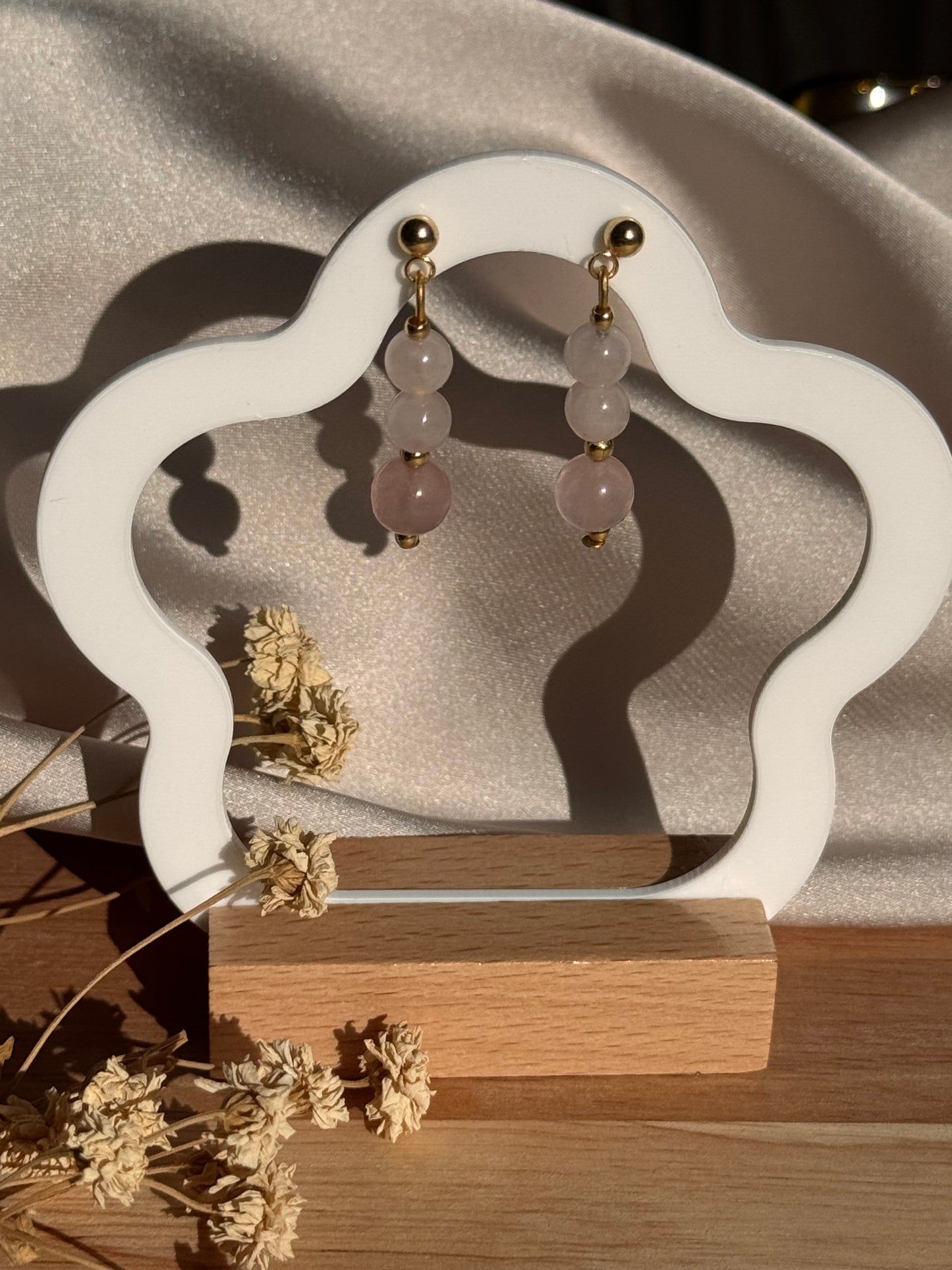 30. Amelya - Boucles d'Oreilles Pendantes en Acier Inoxydable Doré avec 3 Perles de Quartz Rose