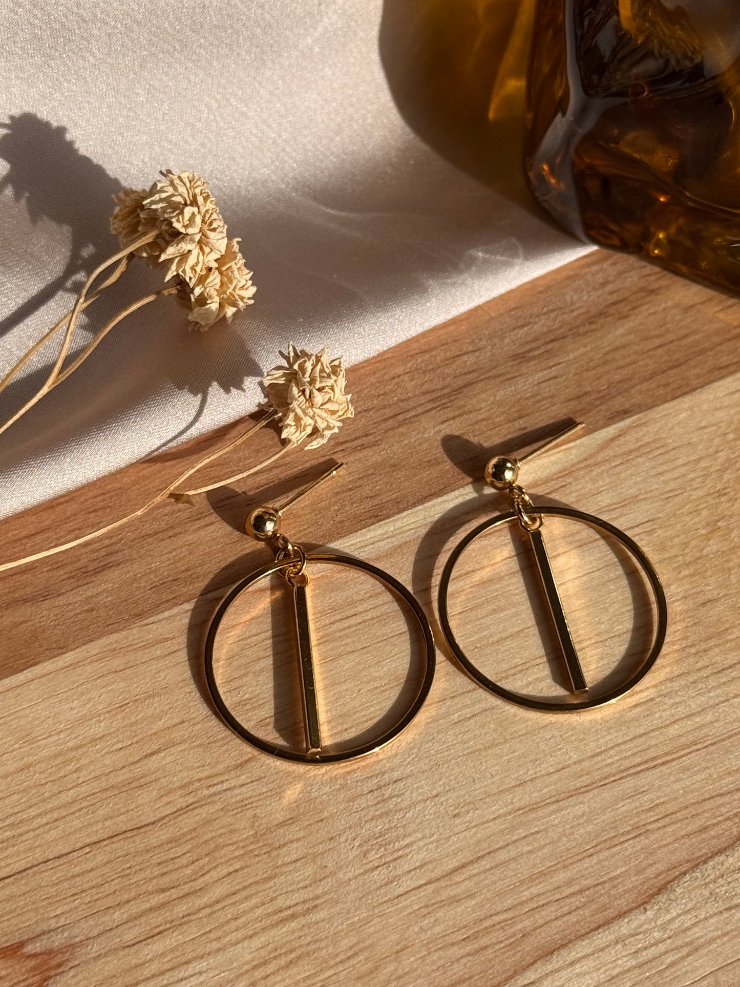 75. Cirro - Boucles d'Oreilles Pendantes en Acier Inoxydable Doré avec Cercle et Barre Verticale