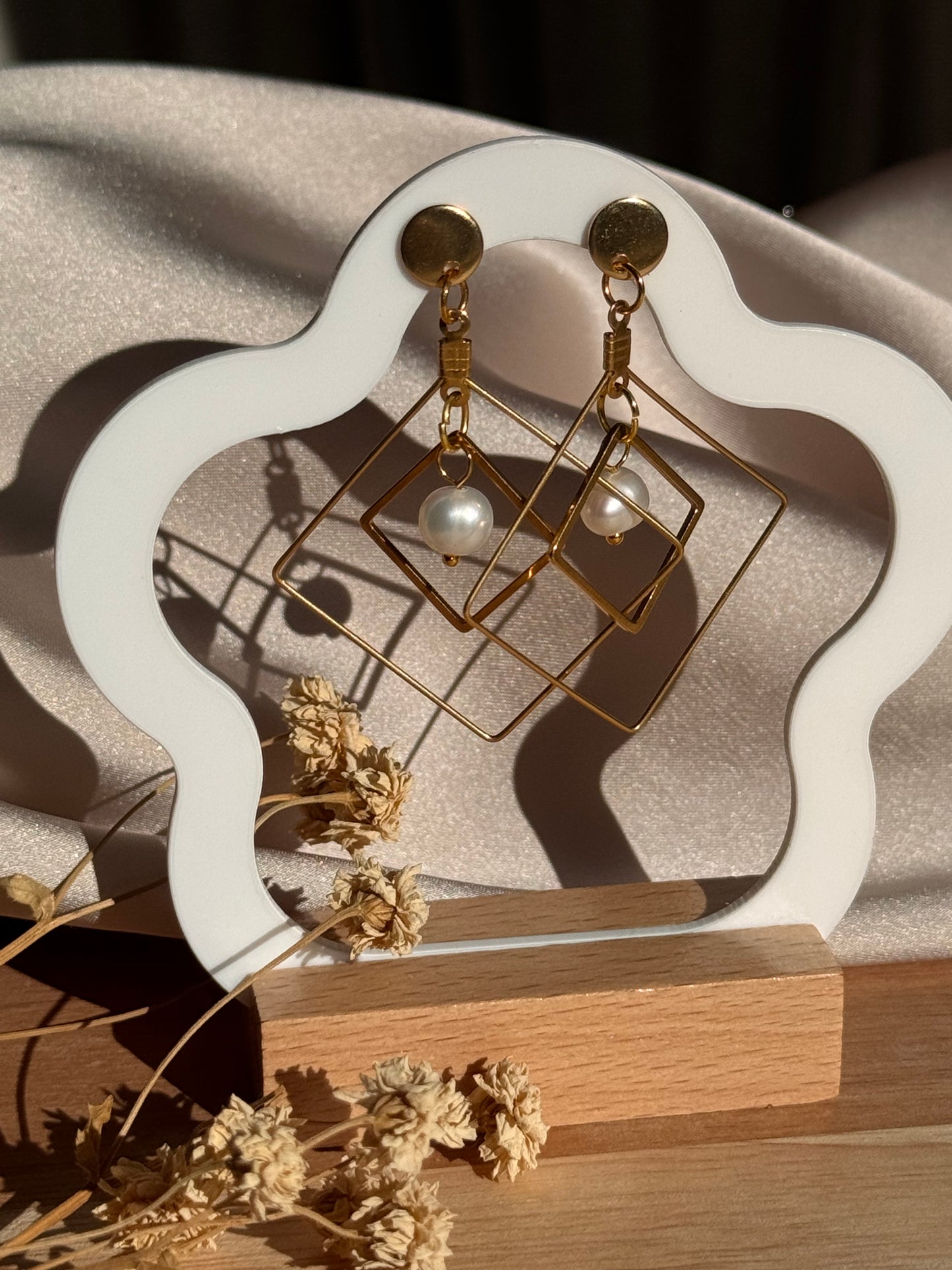 09. - Boucles d'Oreilles Pendantes en Acier Inoxydable Doré - Losange Double et Perle