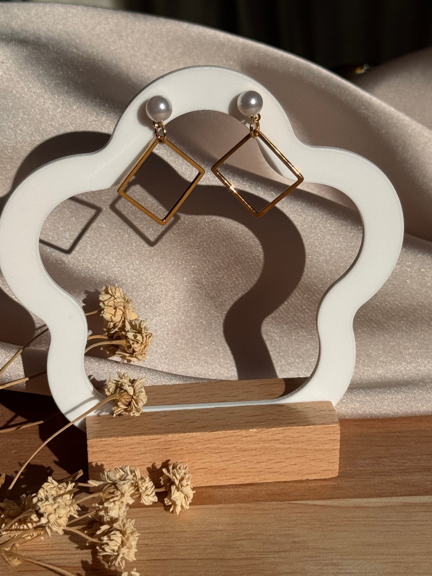 32. Arielle - Boucles d'Oreilles Pendantes en Acier Inoxydable Doré - Losange et Clou d'Oreille en Perle