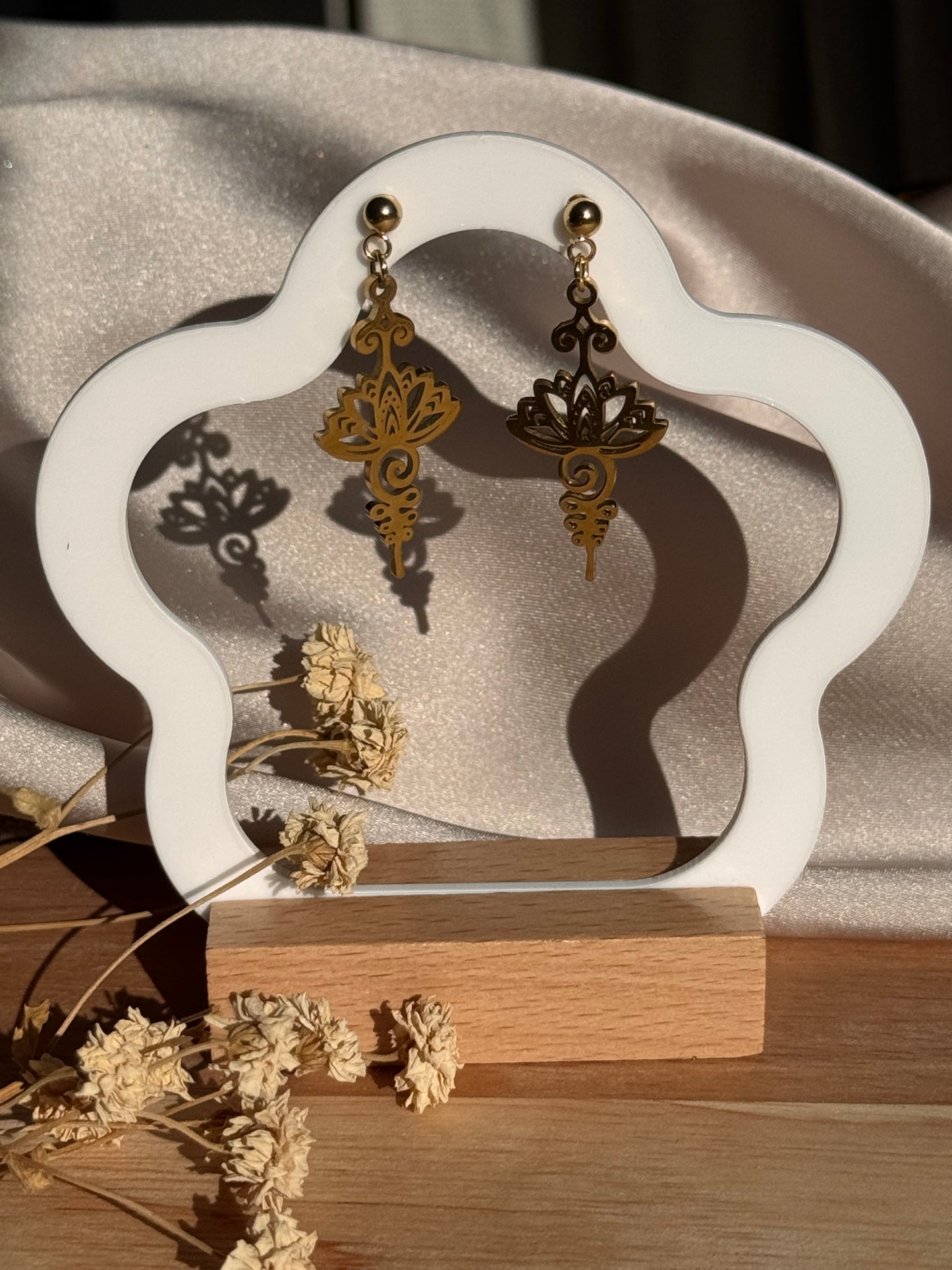 31. Boucles d'Oreilles Pendantes en Acier Inoxydable Doré en Forme de Fleur de Lotus