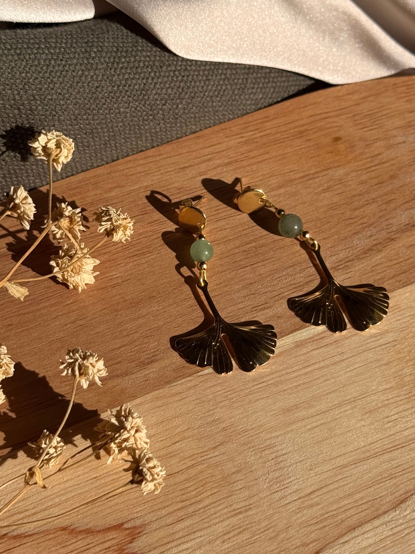 69. Ginkgora - Boucles d'Oreilles Pendantes en Acier Inoxydable - Perle d'Aventurine et Feuille de Ginkgo