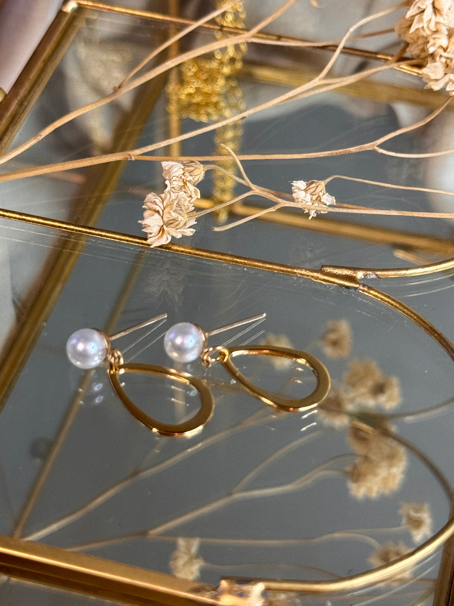 60. Elior - Boucles d'Oreilles Pendantes en Acier Inoxydable Doré avec Goutte Fine et Perle