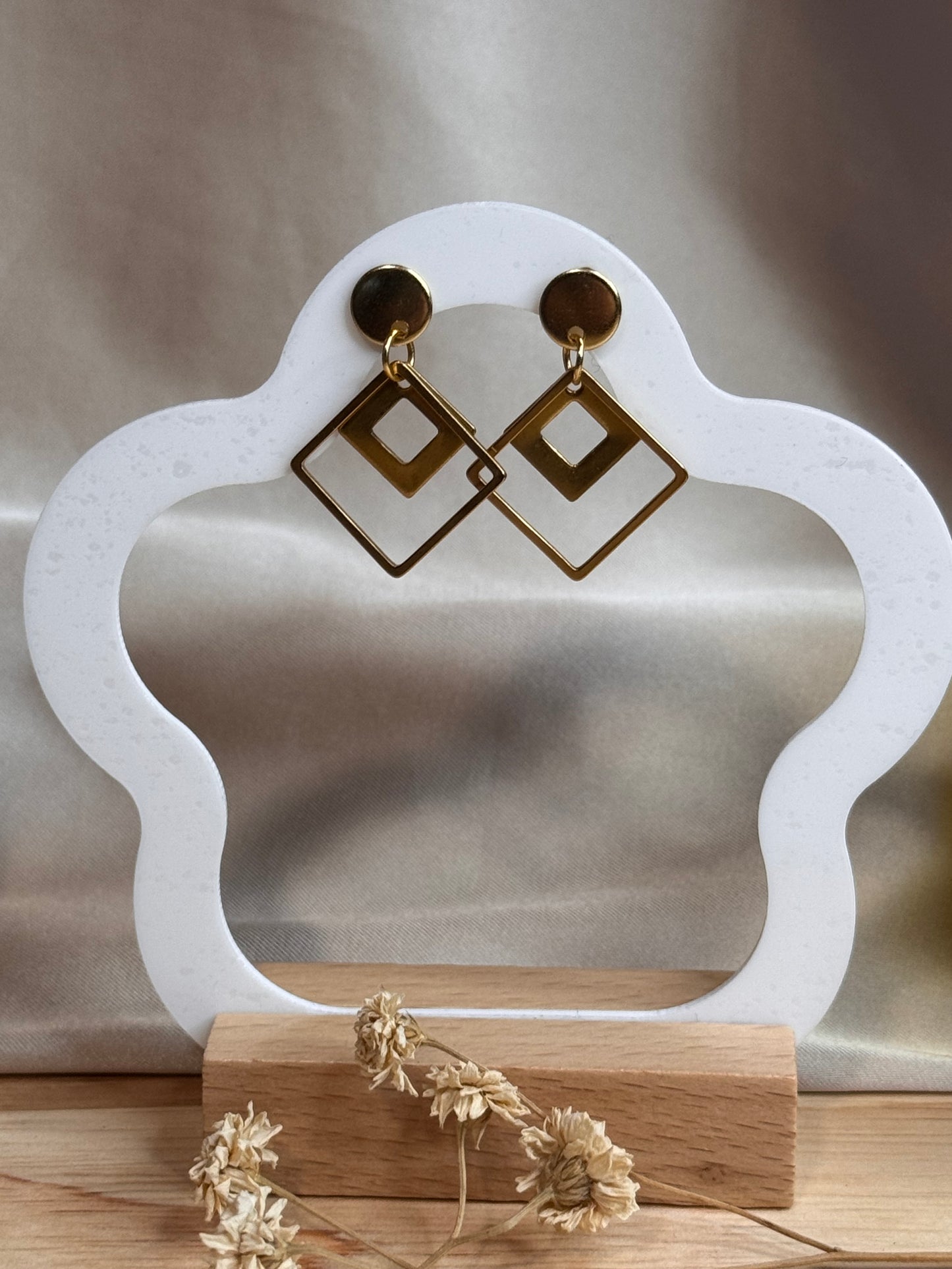 16. Lyara - Petites Boucles d'Oreilles Pendantes en Acier Inoxydable Doré – Double Losange