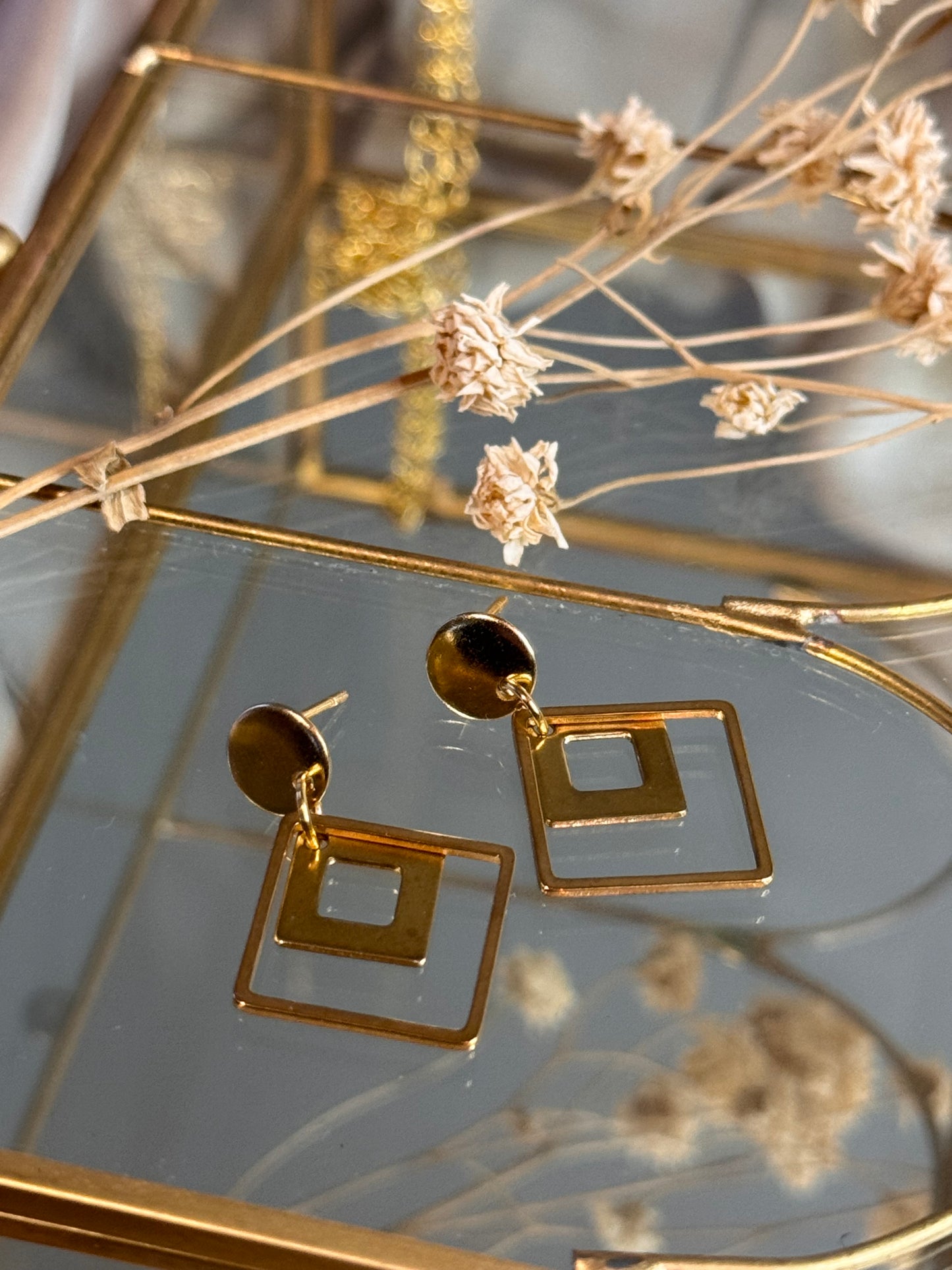 16. Lyara - Petites Boucles d'Oreilles Pendantes en Acier Inoxydable Doré – Double Losange