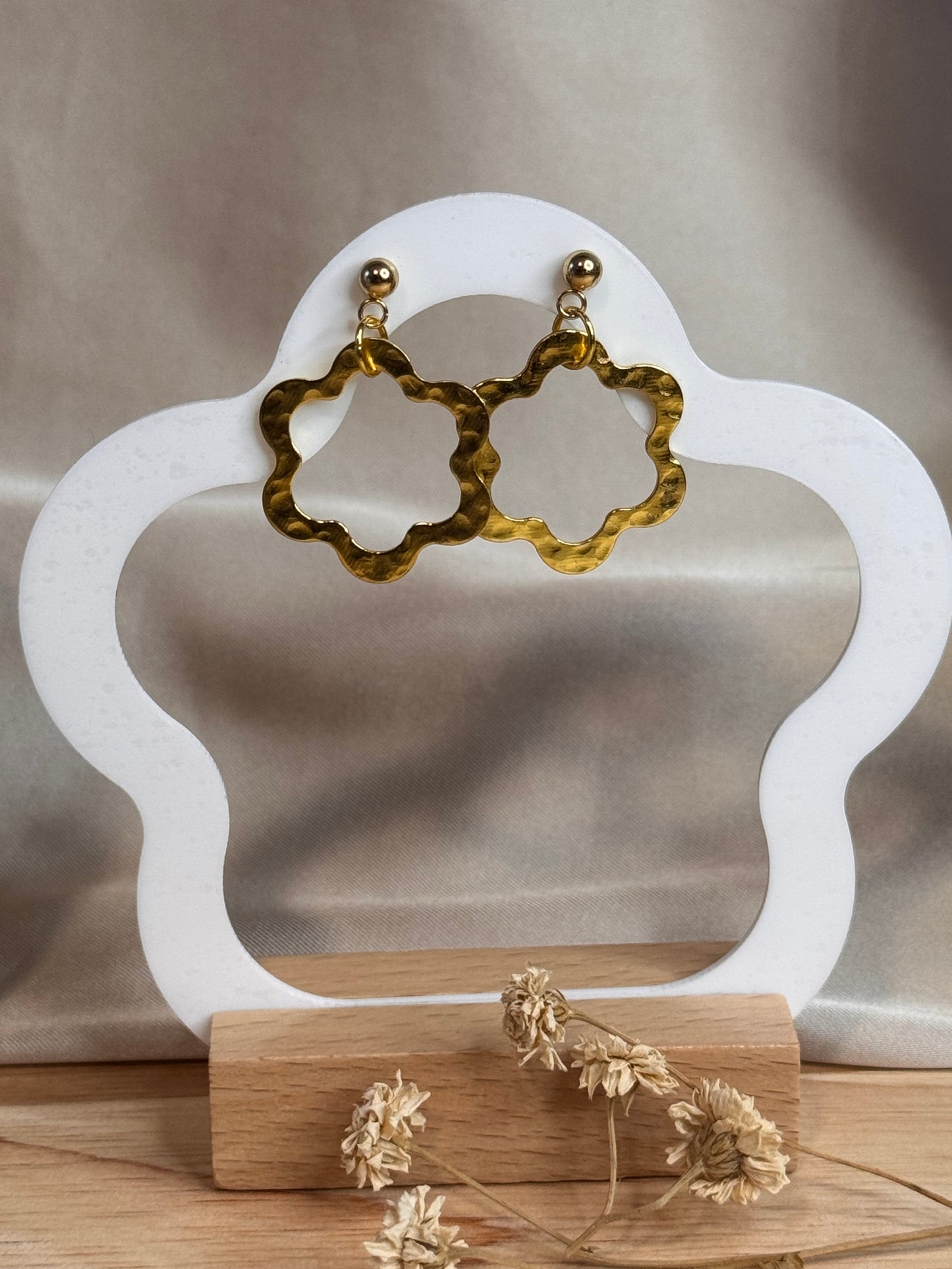 11.Floréa - Boucles d'Oreilles Pendantes en Acier Inoxydable Doré – Fleur Texturée