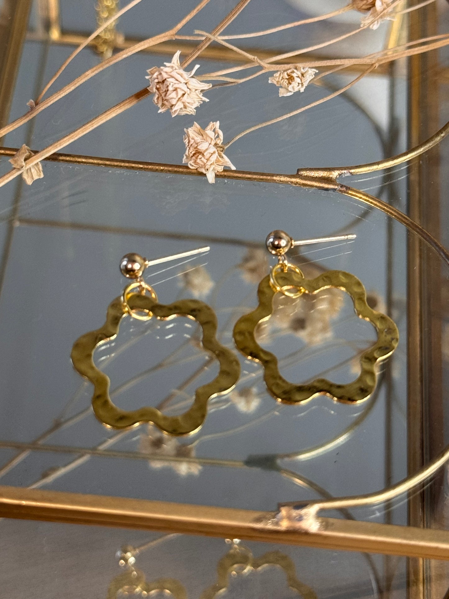 11.Floréa - Boucles d'Oreilles Pendantes en Acier Inoxydable Doré – Fleur Texturée