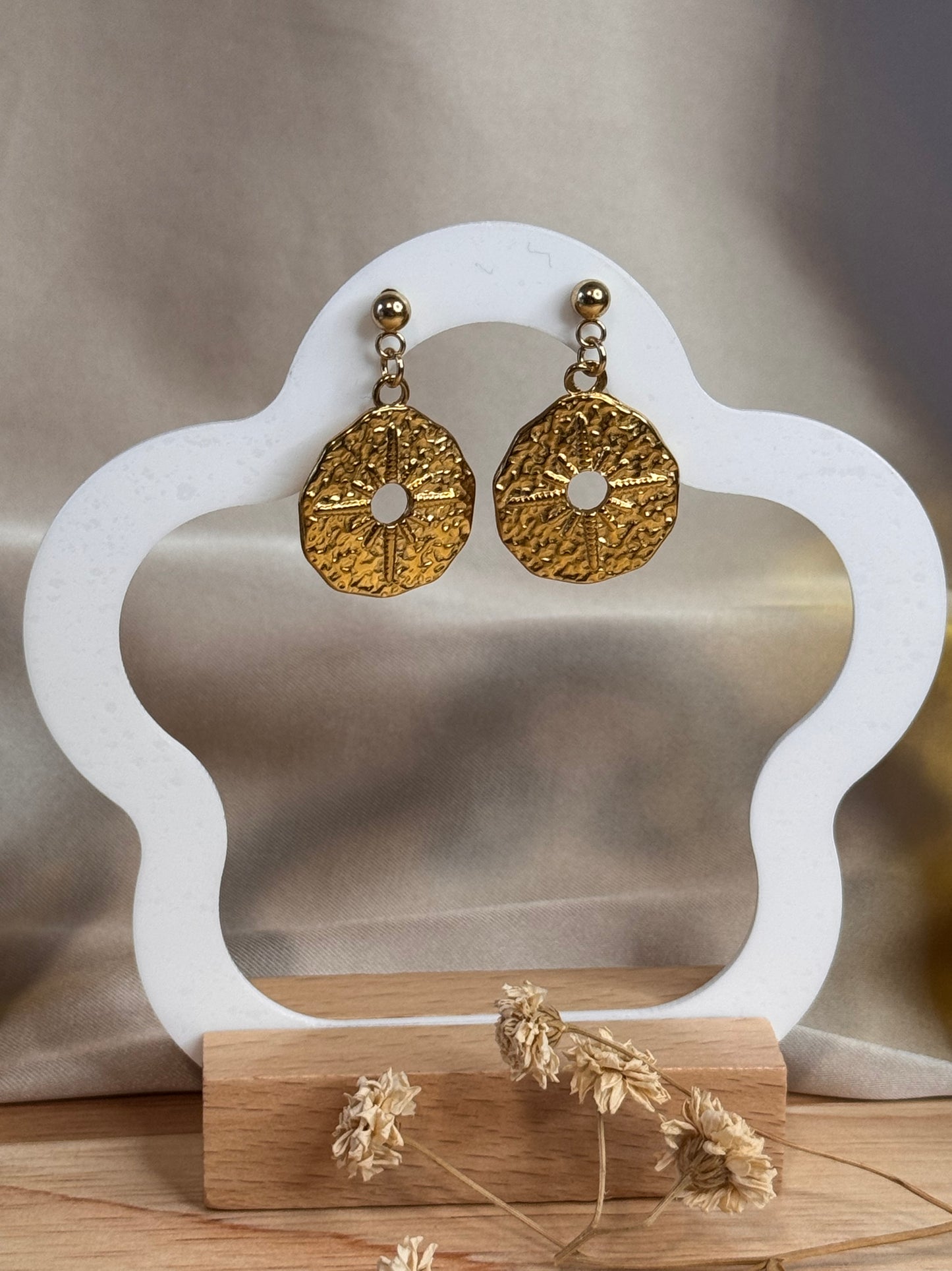 49. Stellara - Boucles d’Oreilles Pendantes en Acier Inoxydable Doré – Rond Texturé et Étoile en Relief