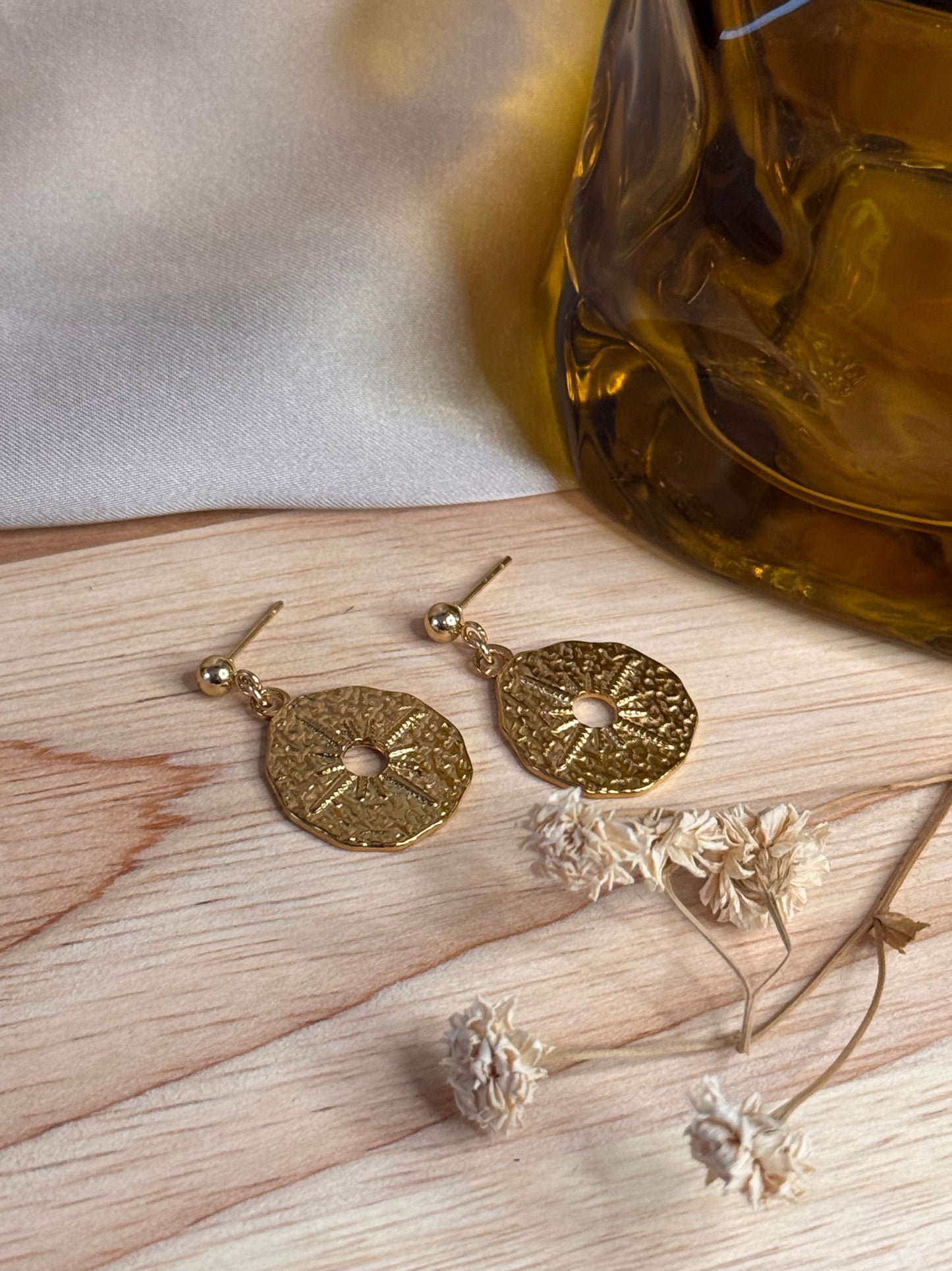 49. Stellara - Boucles d’Oreilles Pendantes en Acier Inoxydable Doré – Rond Texturé et Étoile en Relief