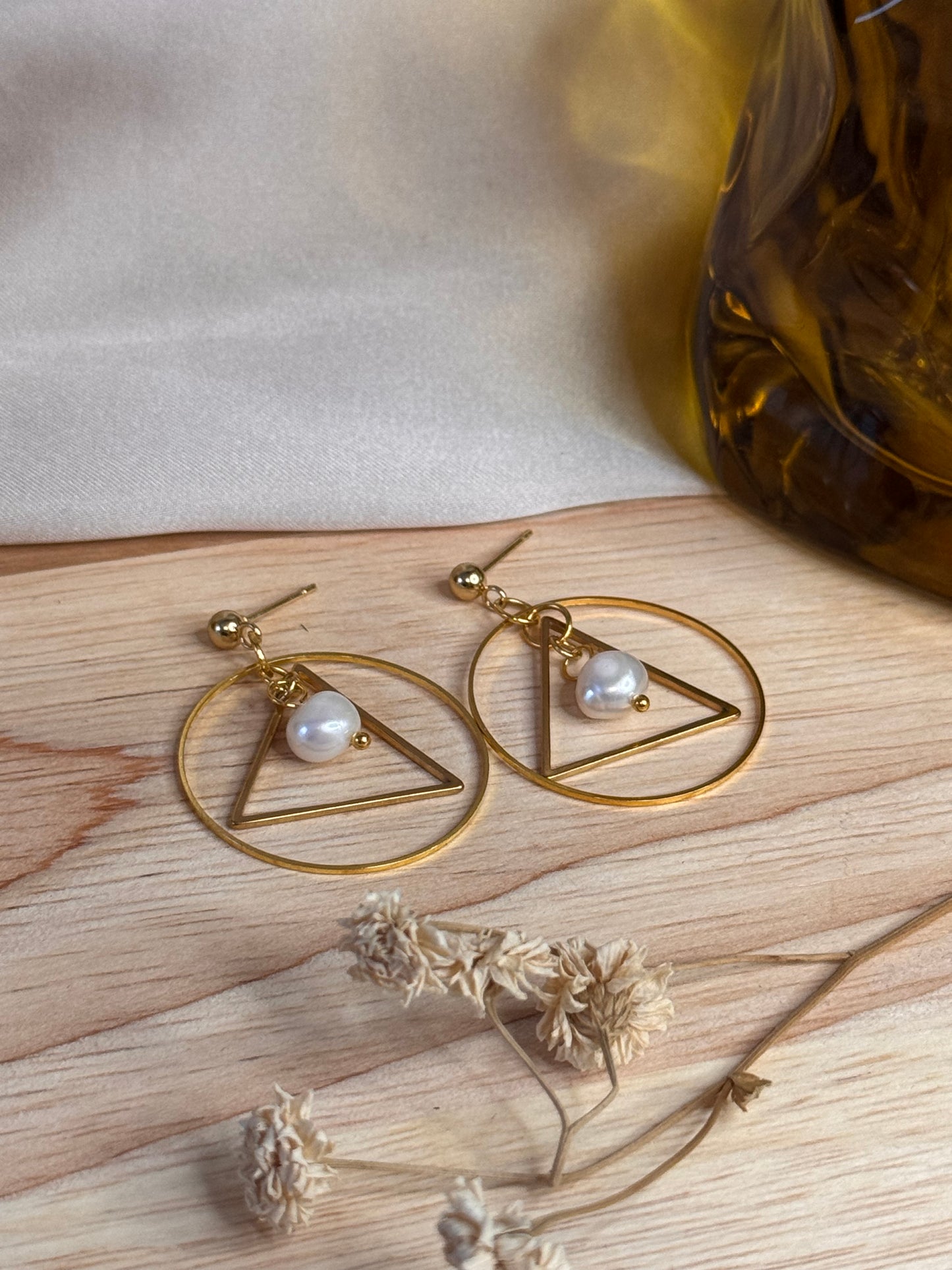 01 - Boucles d’Oreilles Pendantes en Acier Inoxydable Doré – Cercle, Triangle et Perle