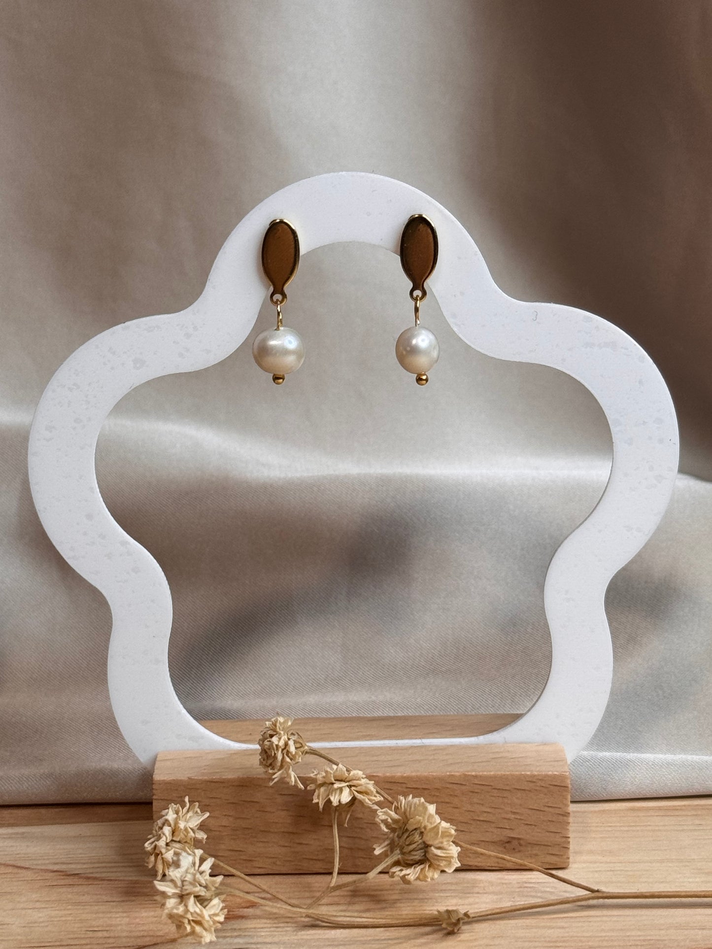 59. Perlina - Boucles d'Oreilles Pendantes en Acier Inoxydable Doré avec Petite Perle