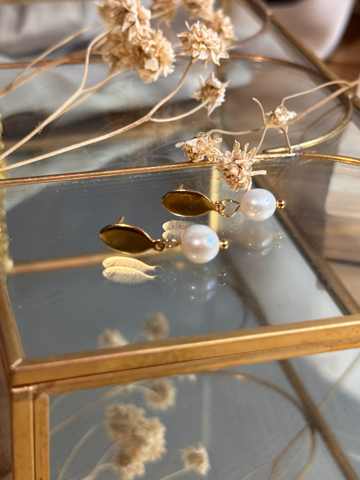 59. Perlina - Boucles d'Oreilles Pendantes en Acier Inoxydable Doré avec Petite Perle
