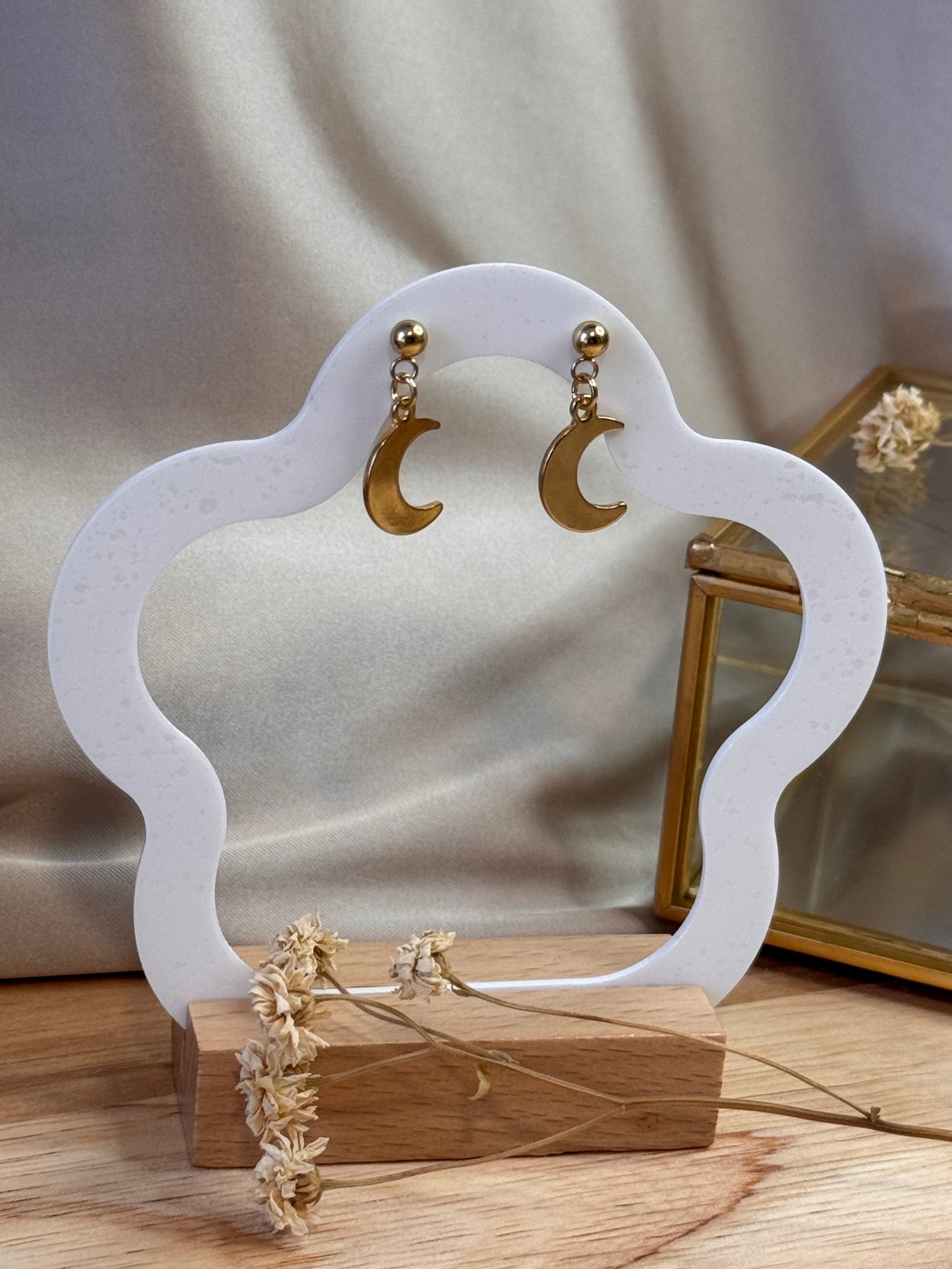 39.Sélène - Boucles d’Oreilles Pendantes en Acier Inoxydable Doré – Petite Lune Élégante
