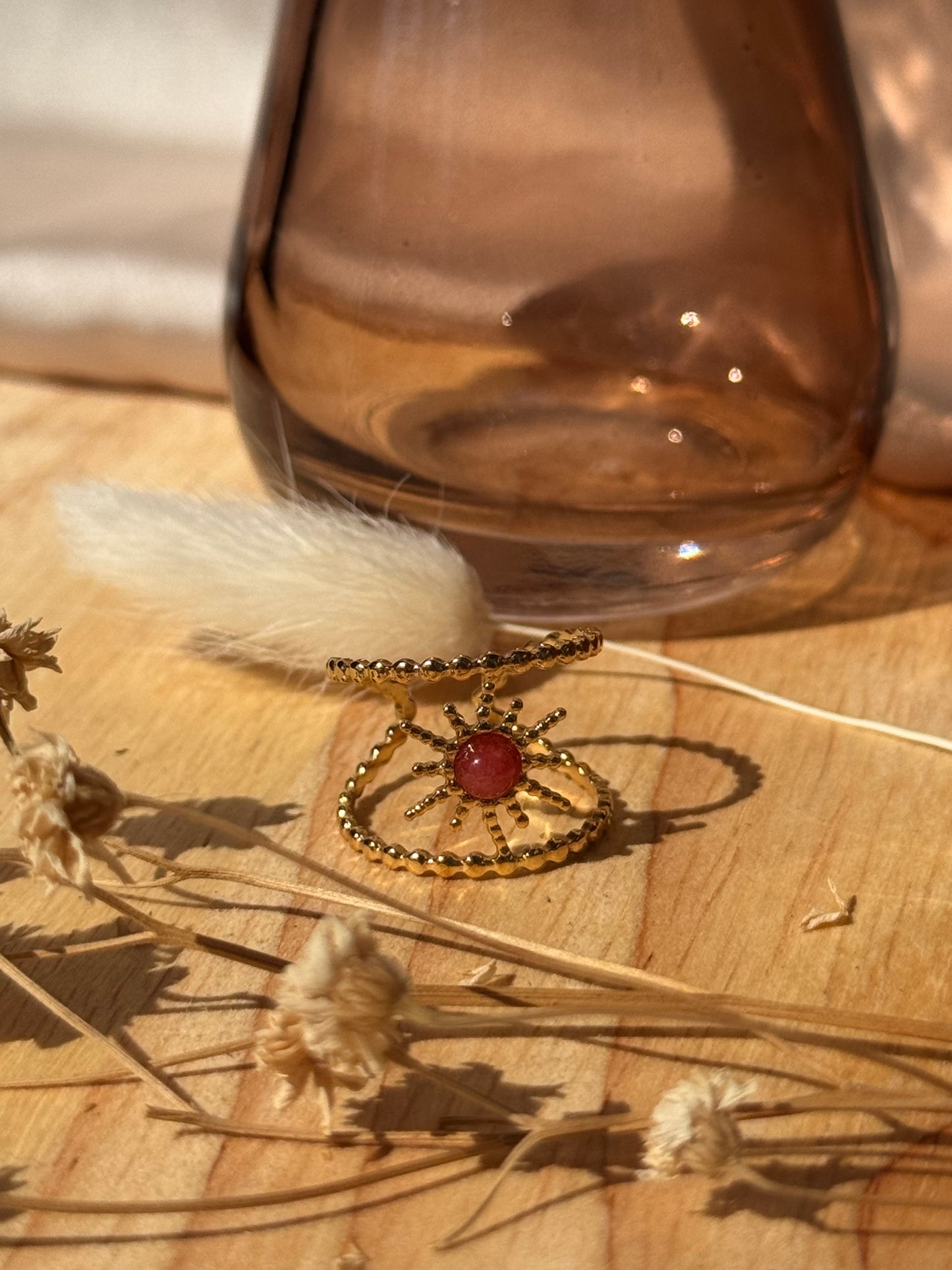 Bague Solaria – Acier inoxydable doré et pierre rouge