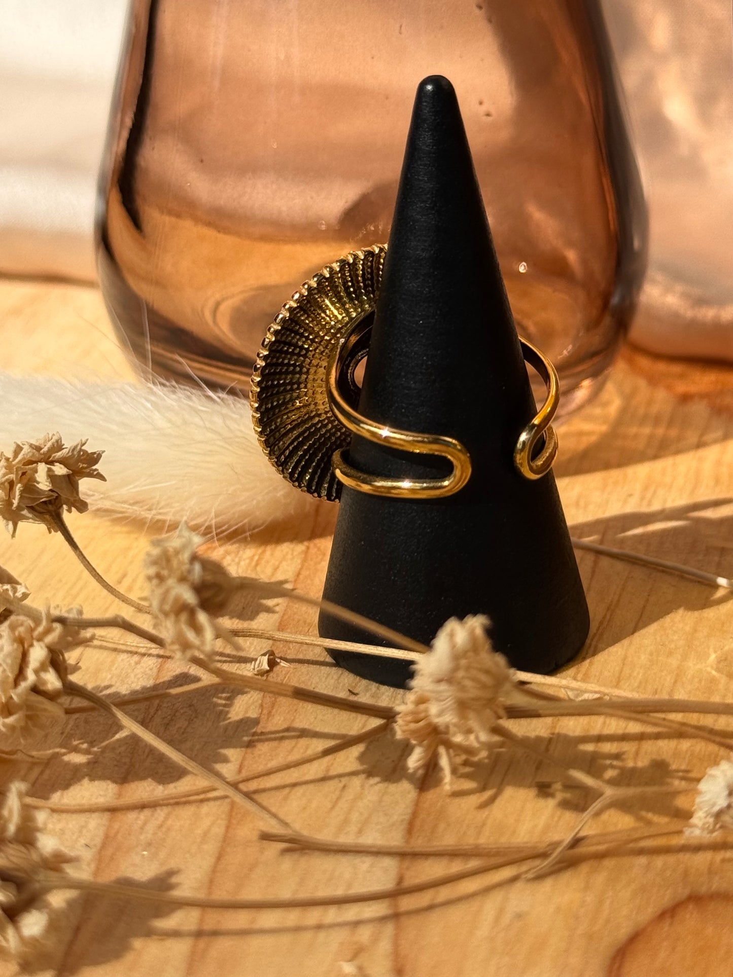 Bague Solaria – Acier inoxydable doré, design solaire texturé