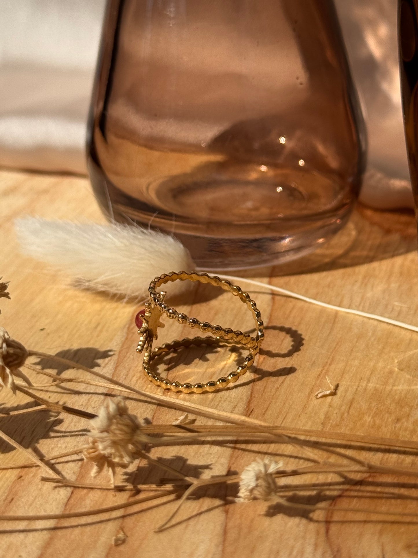 Bague Solaria – Acier inoxydable doré et pierre rouge