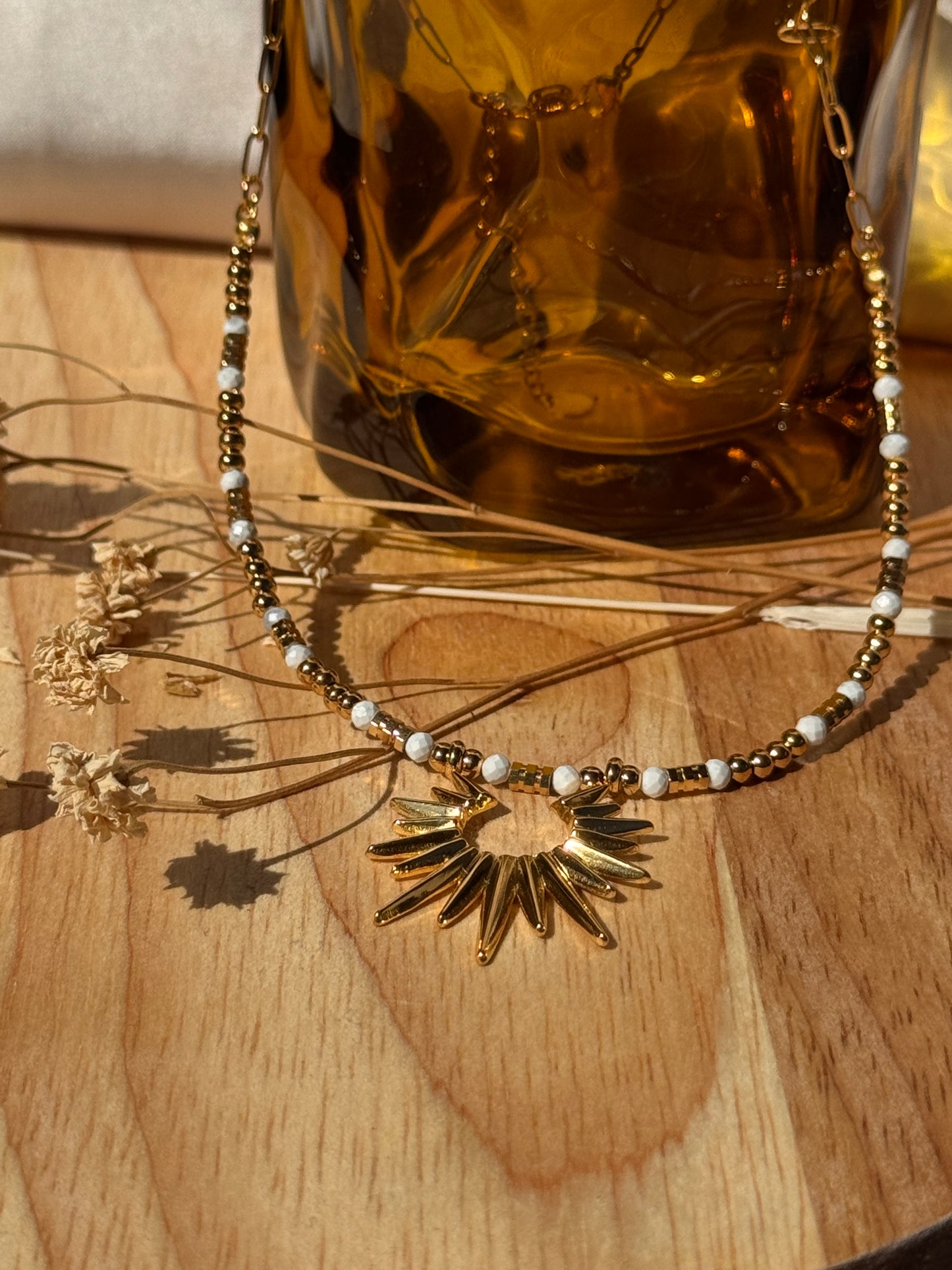 Collier soleil doré et perles blanche – Bijou bohème chic en acier inoxydable