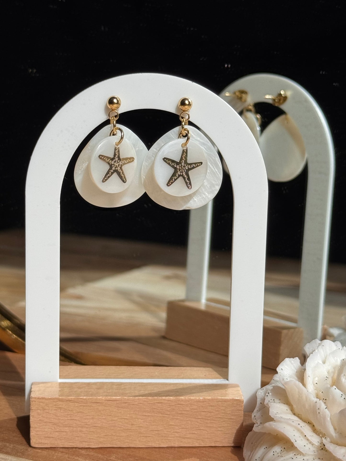 137. Boucles d'Oreilles Pendantes en Acier Inoxydable Doré - Nacre motif étoile de mer