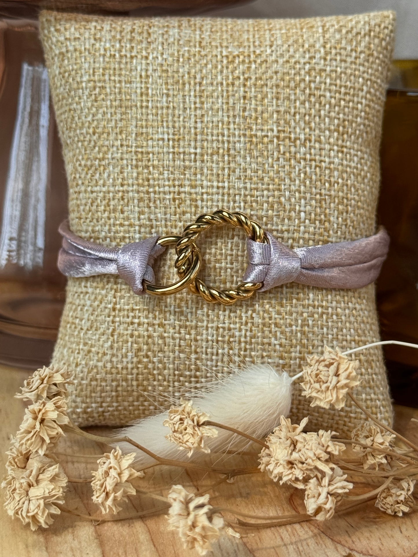 Bracelet Ruban Satin parme & Boucle Dorée en Acier Inoxydable – Élégance et Modernité