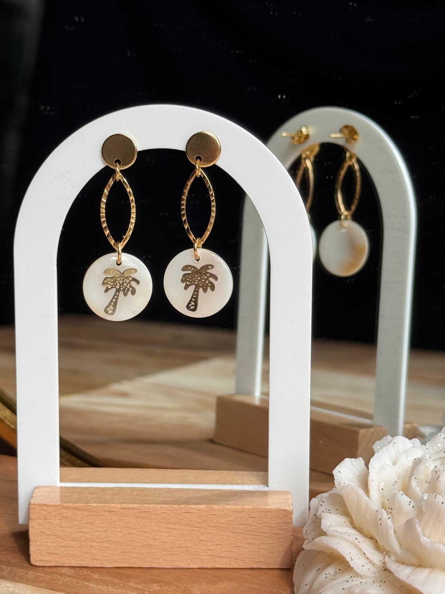 139. Boucles d'oreilles en acier inoxydable doré avec nacre et palmier