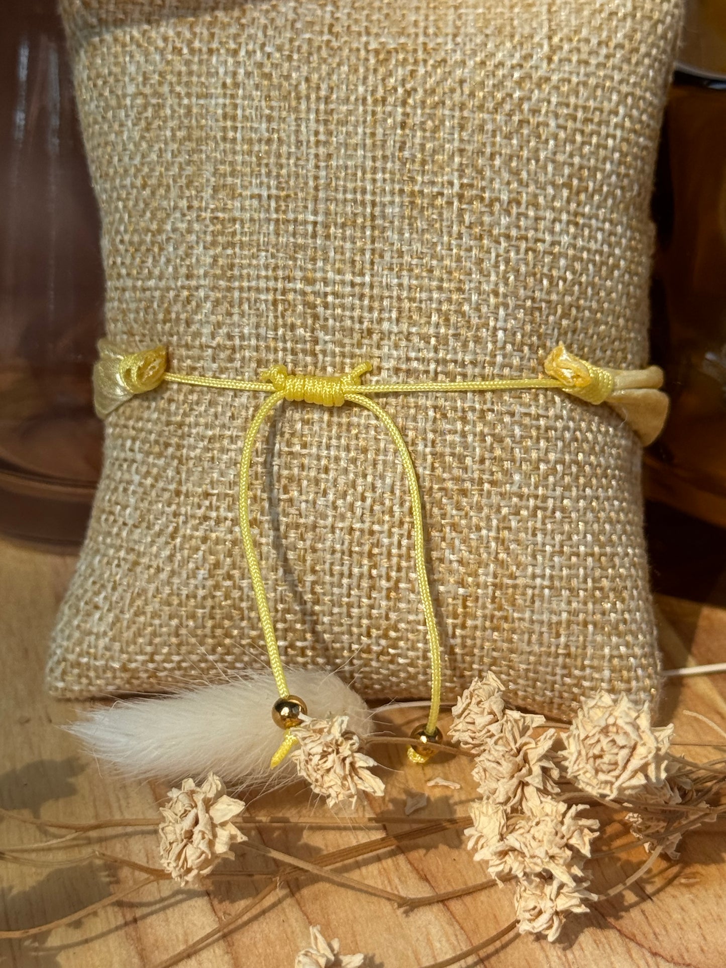 Bracelet Ruban Satin jaune & Boucle Dorée en Acier Inoxydable – Élégance et Modernité
