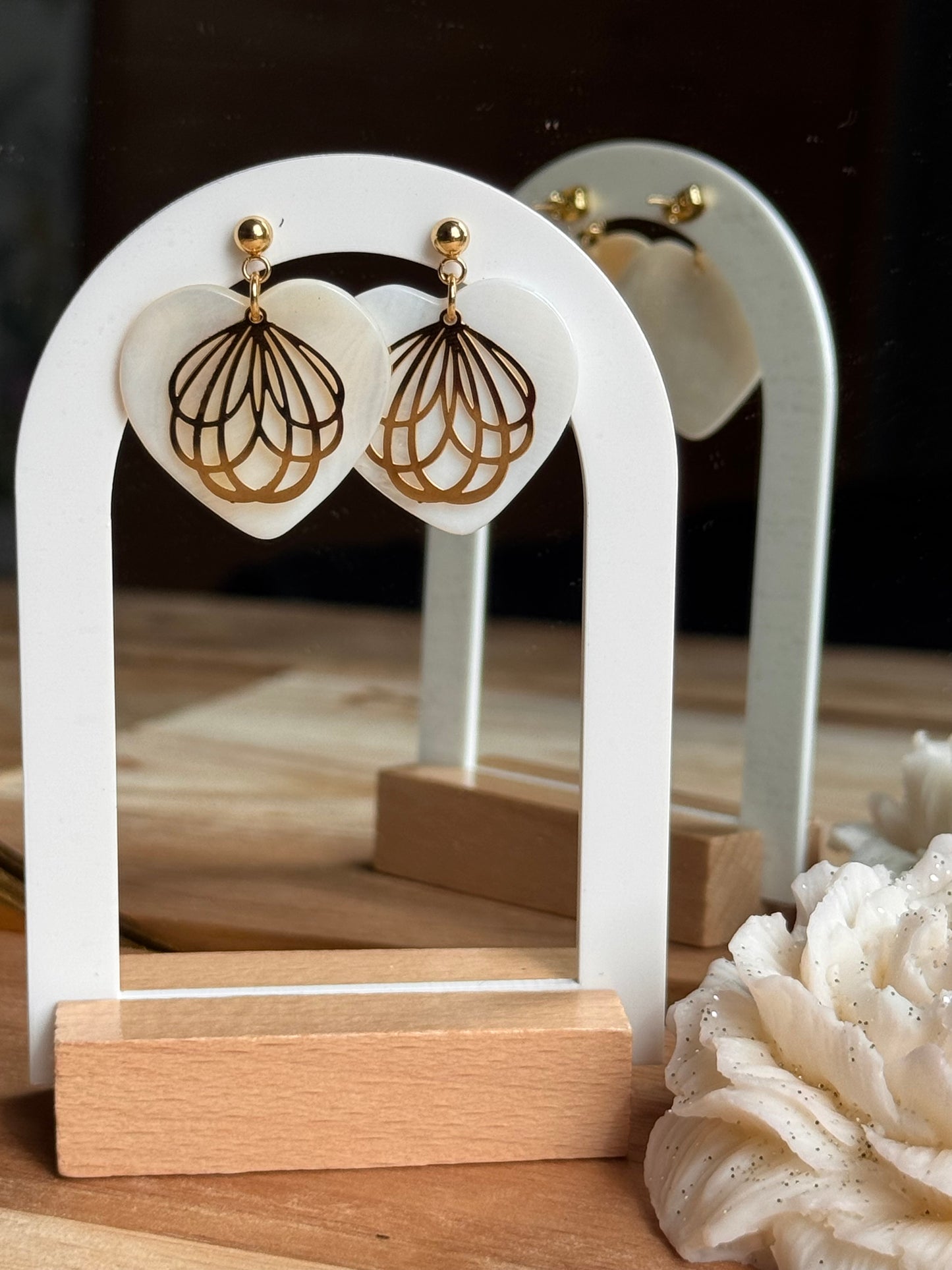 140. Elona - Boucles d'Oreilles Pendantes en Acier Inoxydable Doré - Nacre forme de coeur et fleur dorée
