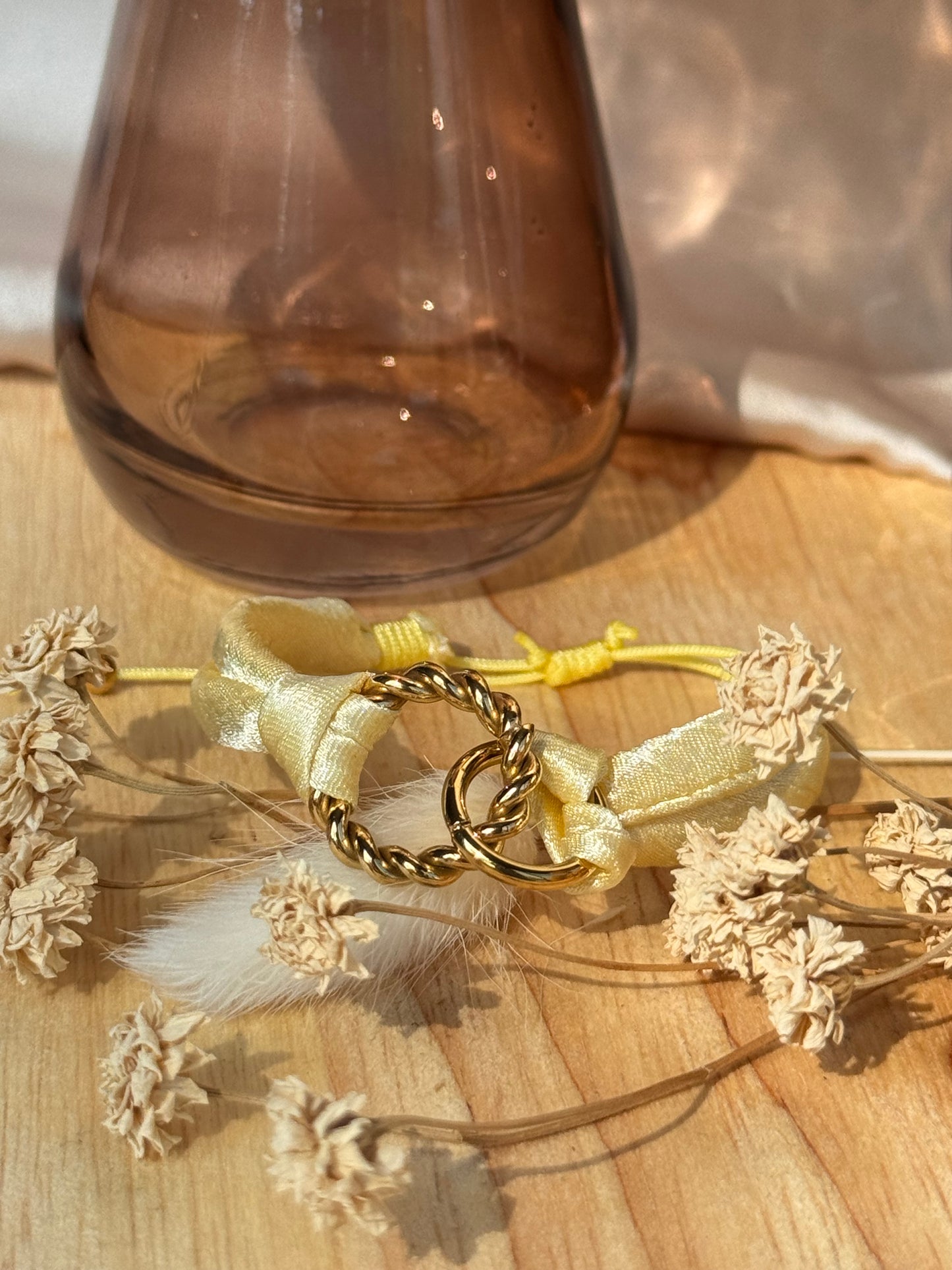 Bracelet Ruban Satin jaune & Boucle Dorée en Acier Inoxydable – Élégance et Modernité