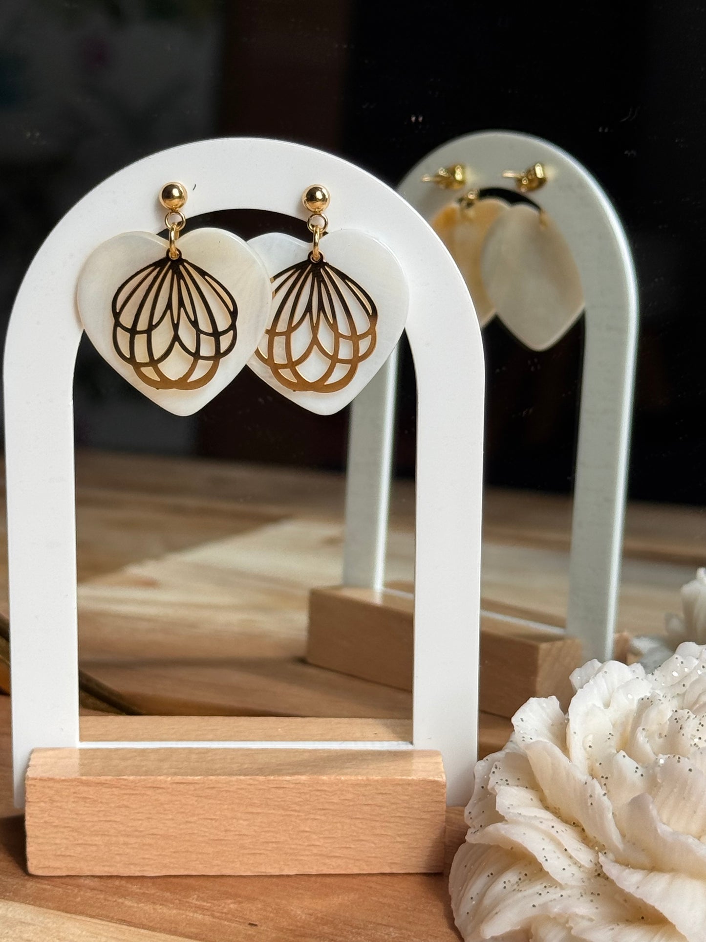 140. Elona - Boucles d'Oreilles Pendantes en Acier Inoxydable Doré - Nacre forme de coeur et fleur dorée